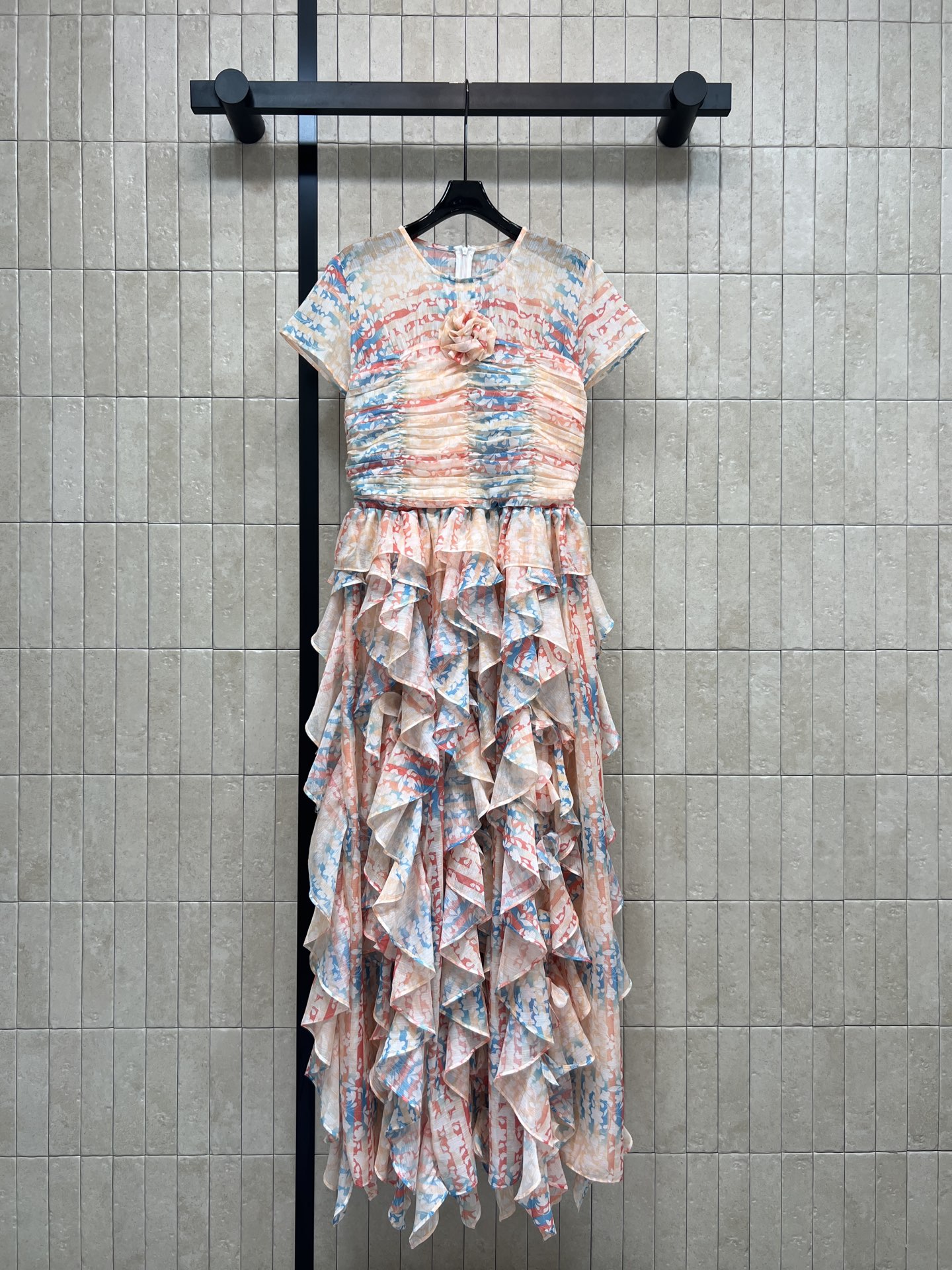 小香家 26春夏新款 碎花印花层叠短袖连衣裙 采用轻薄透气面料 粉蓝红碎花印花 艺术感满满 上身褶皱+胸