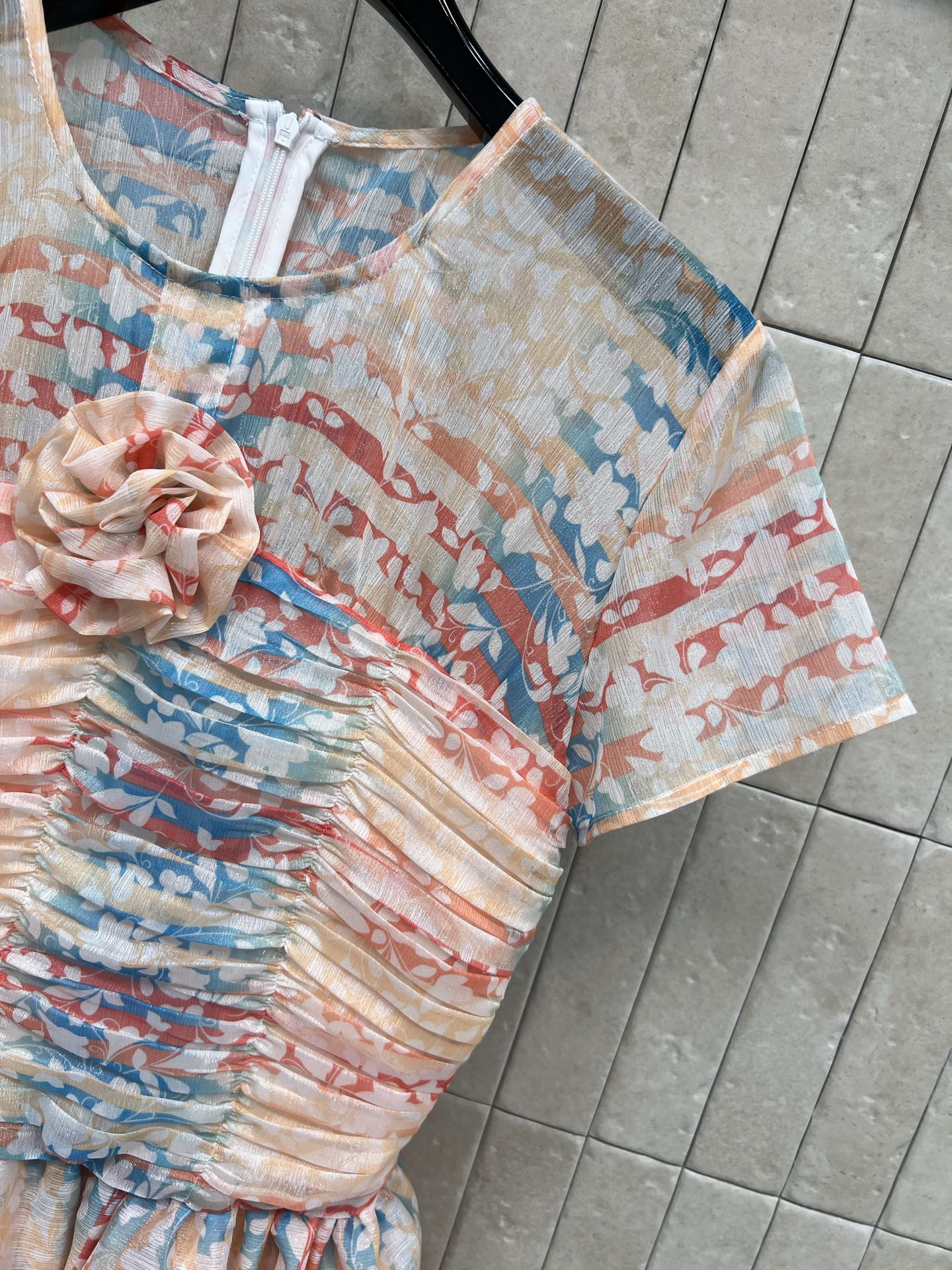 小香家 26春夏新款 碎花印花层叠短袖连衣裙 采用轻薄透气面料 粉蓝红碎花印花 艺术感满满 上身褶皱+胸