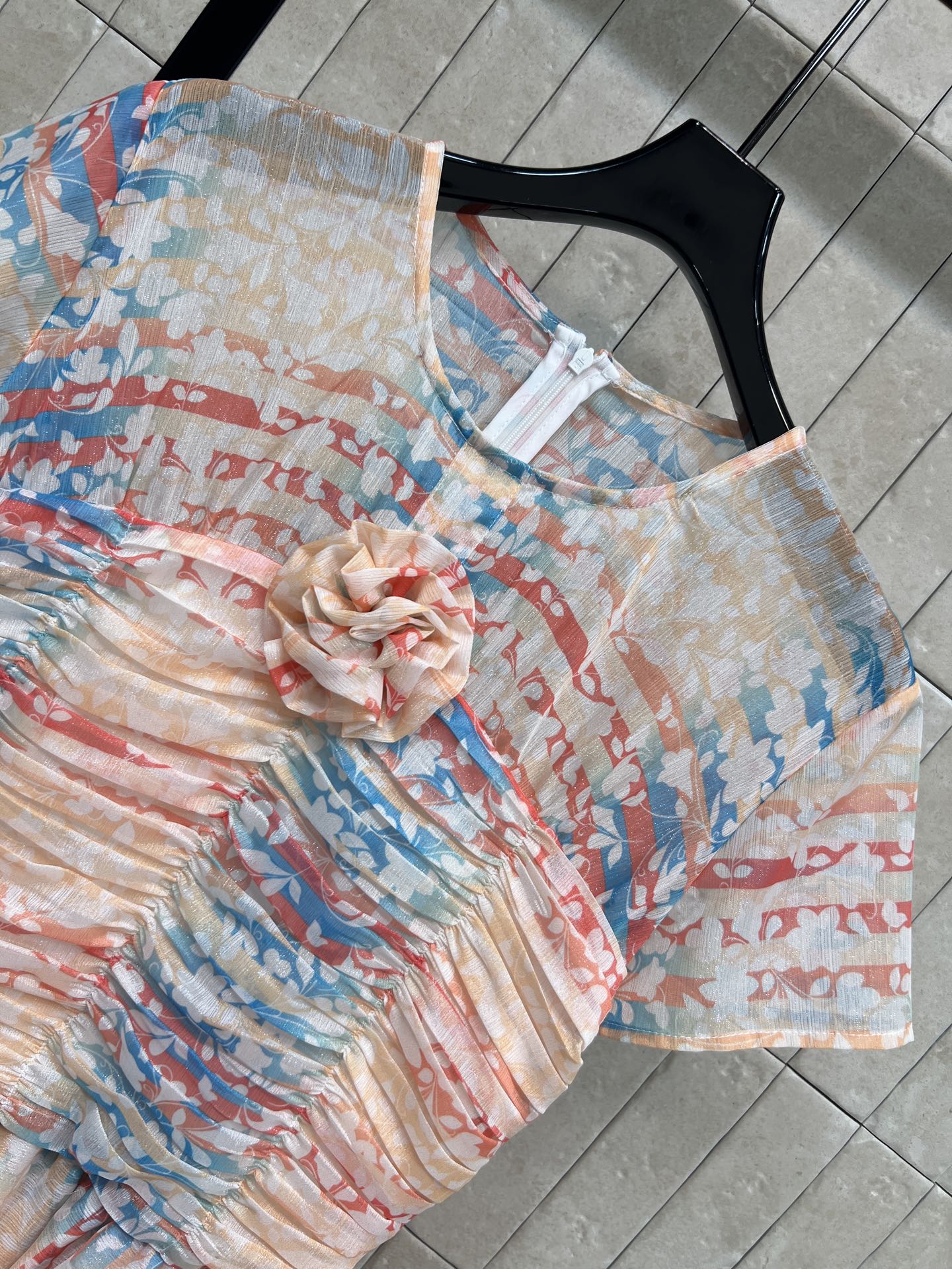 小香家 26春夏新款 碎花印花层叠短袖连衣裙 采用轻薄透气面料 粉蓝红碎花印花 艺术感满满 上身褶皱+胸