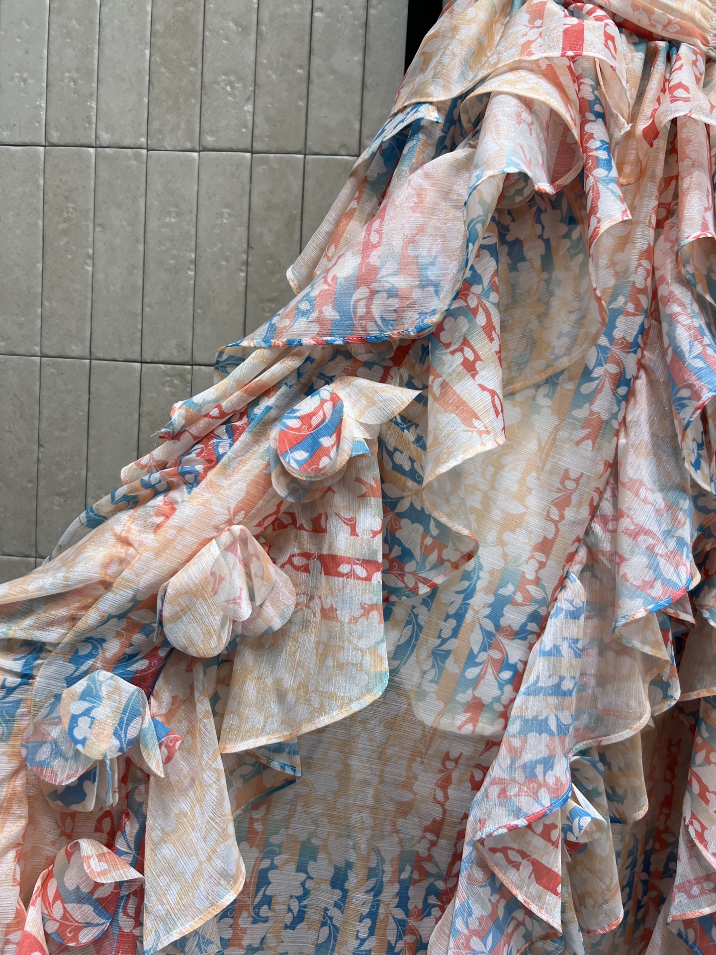 小香家 26春夏新款 碎花印花层叠短袖连衣裙 采用轻薄透气面料 粉蓝红碎花印花 艺术感满满 上身褶皱+胸