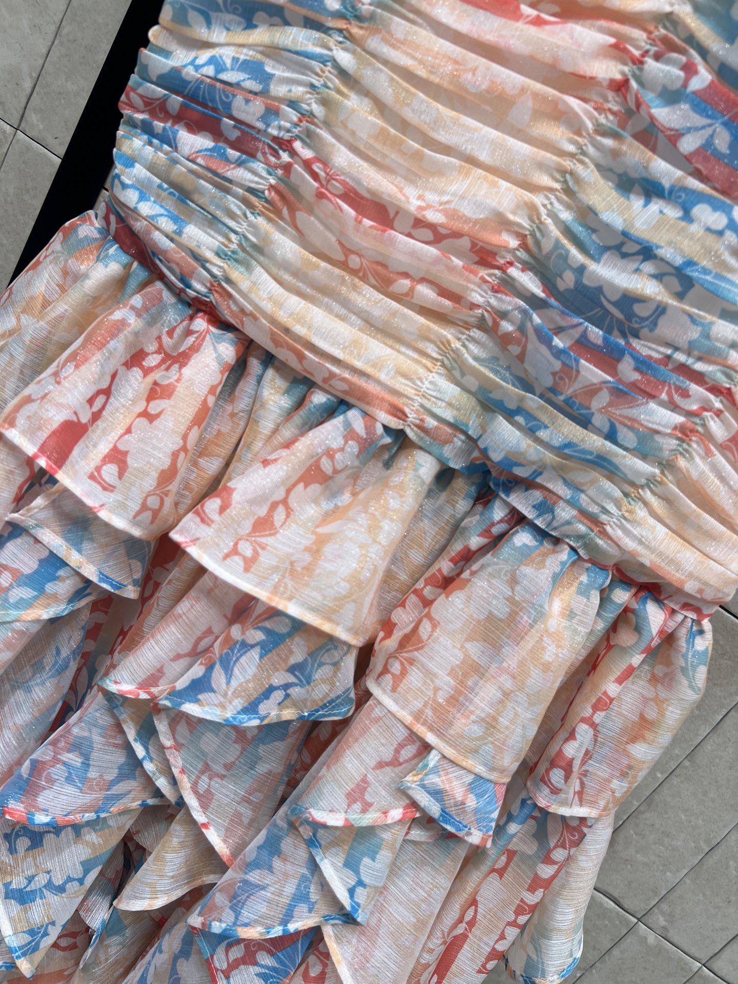 小香家 26春夏新款 碎花印花层叠短袖连衣裙 采用轻薄透气面料 粉蓝红碎花印花 艺术感满满 上身褶皱+胸