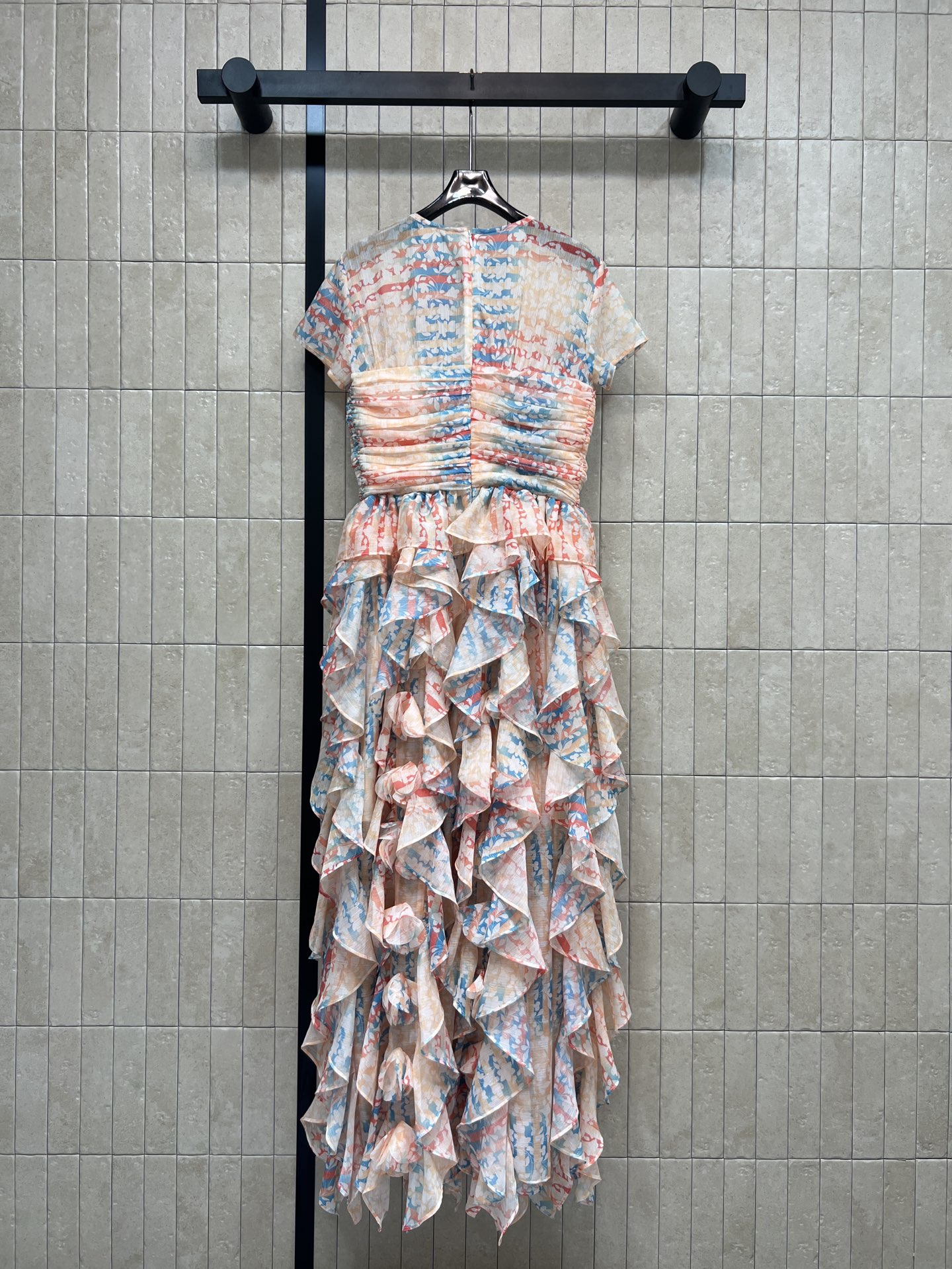 小香家 26春夏新款 碎花印花层叠短袖连衣裙 采用轻薄透气面料 粉蓝红碎花印花 艺术感满满 上身褶皱+胸