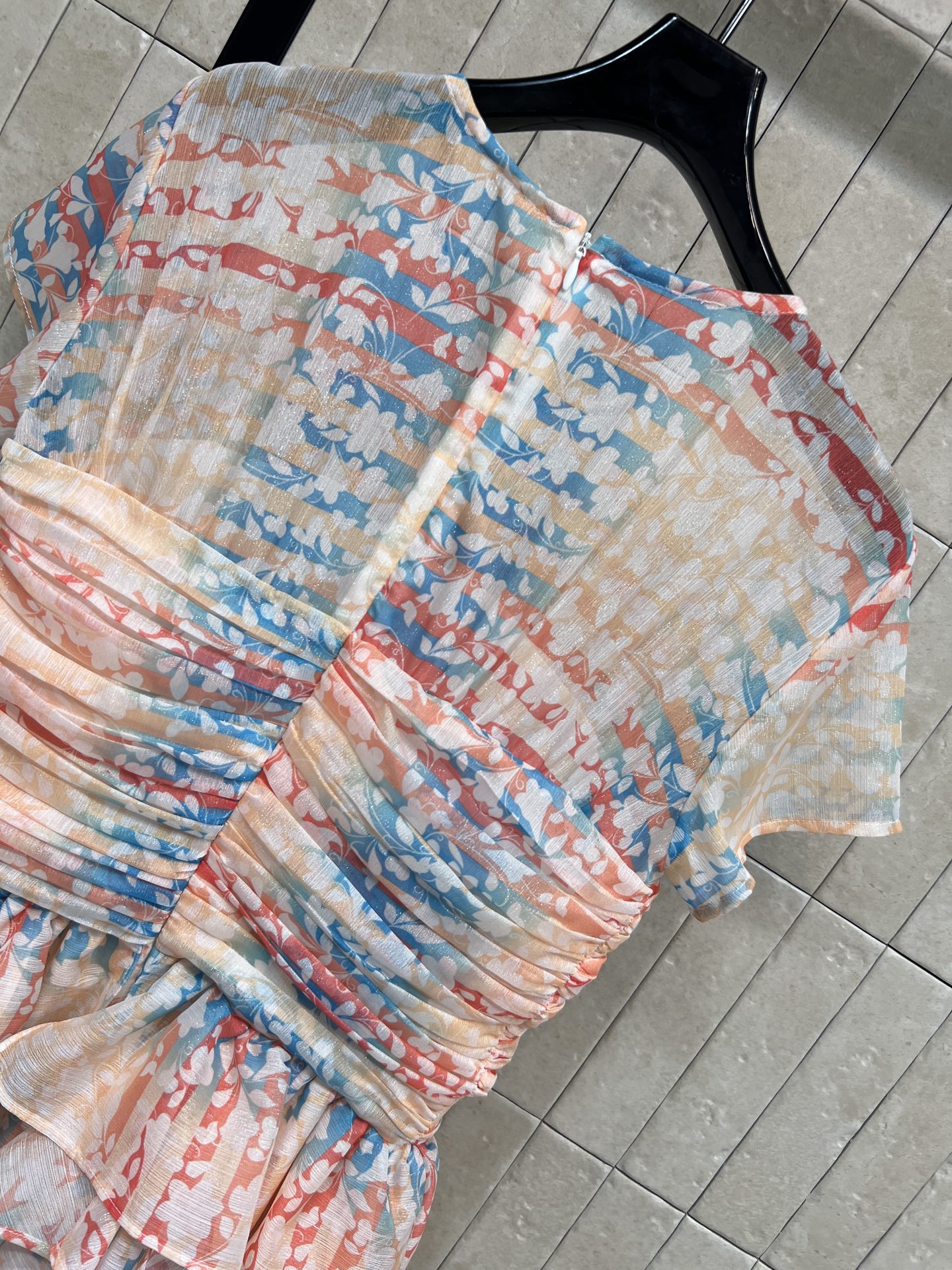 小香家 26春夏新款 碎花印花层叠短袖连衣裙 采用轻薄透气面料 粉蓝红碎花印花 艺术感满满 上身褶皱+胸