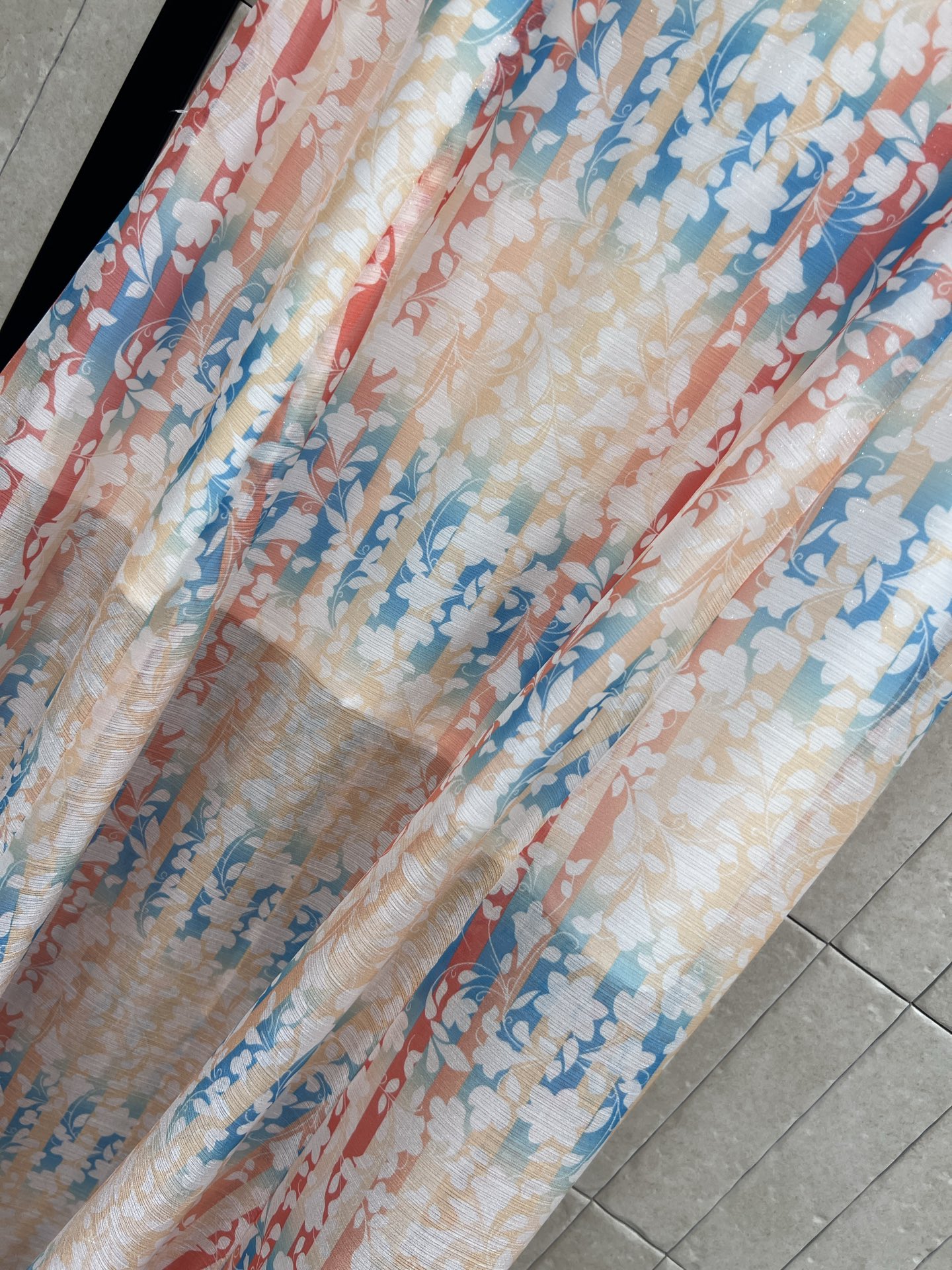 小香家 26春夏新款 碎花印花半身裙 采用轻薄透气面料 春夏穿超舒服！红蓝碎花印花+浅色底 优雅又活泼 