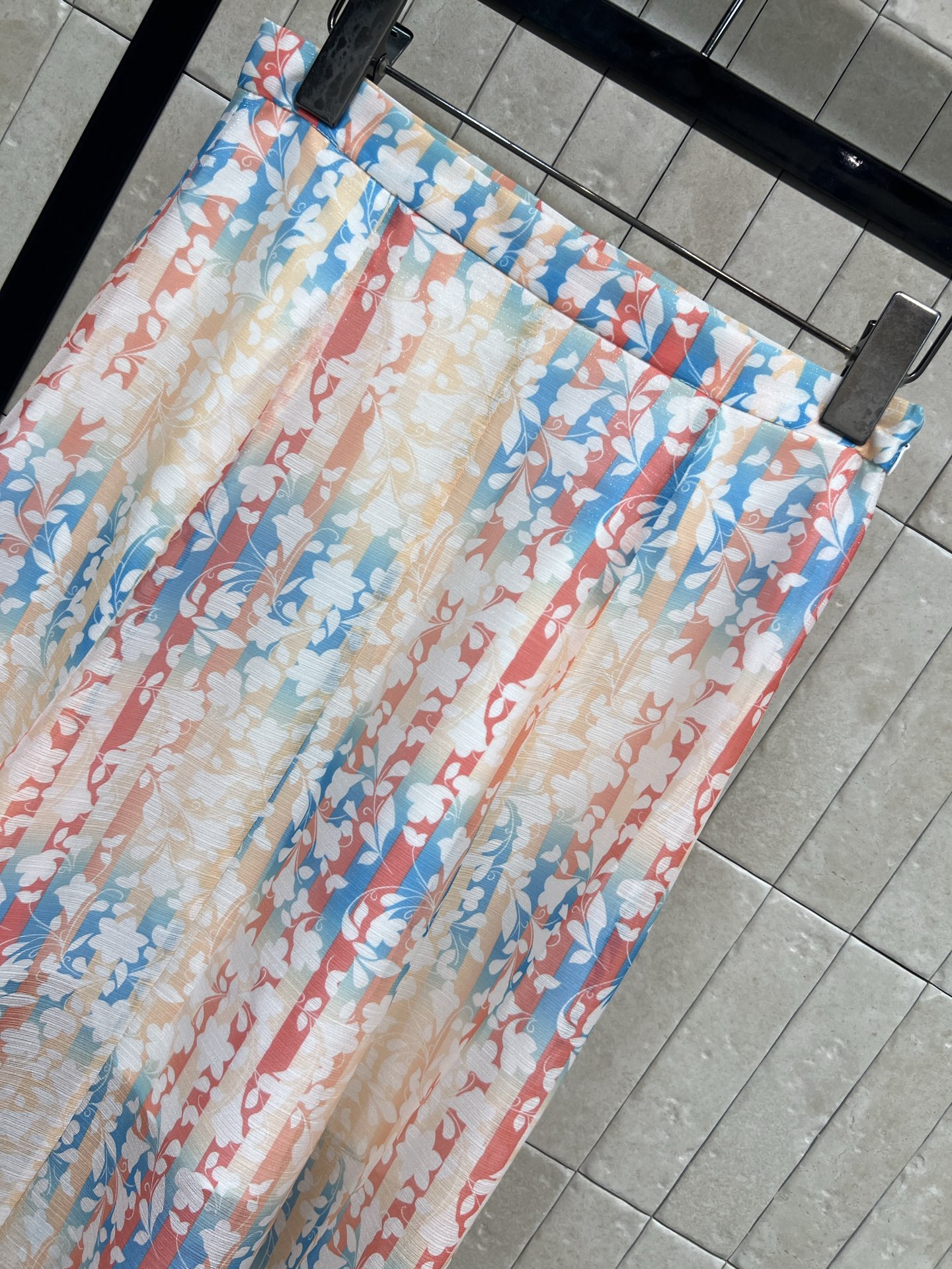 小香家 26春夏新款 碎花印花半身裙 采用轻薄透气面料 春夏穿超舒服！红蓝碎花印花+浅色底 优雅又活泼 