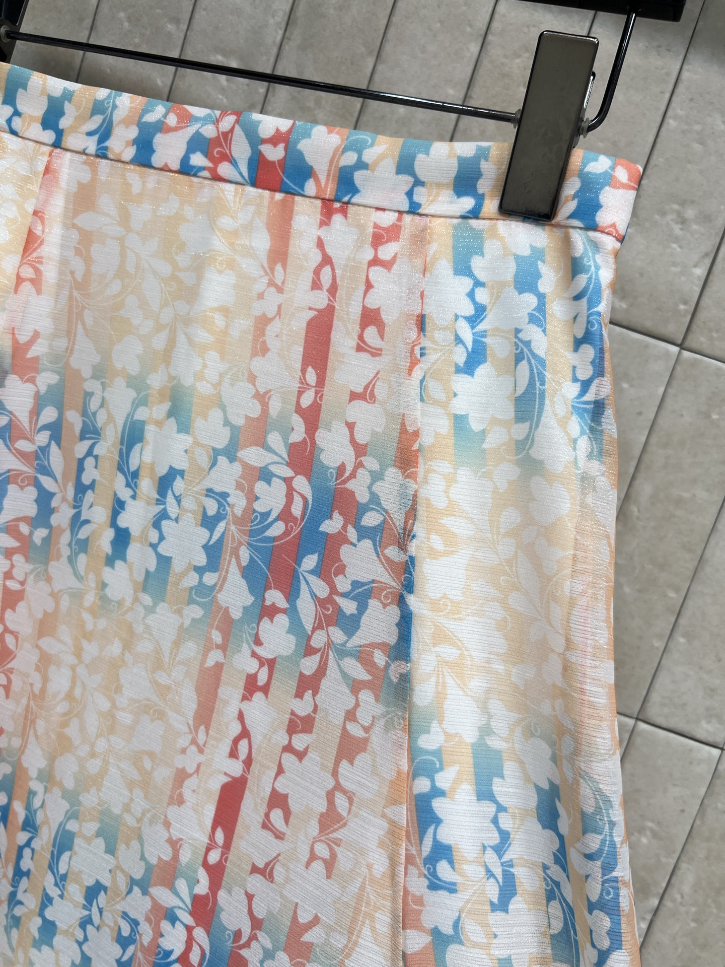 小香家 26春夏新款 碎花印花半身裙 采用轻薄透气面料 春夏穿超舒服！红蓝碎花印花+浅色底 优雅又活泼 