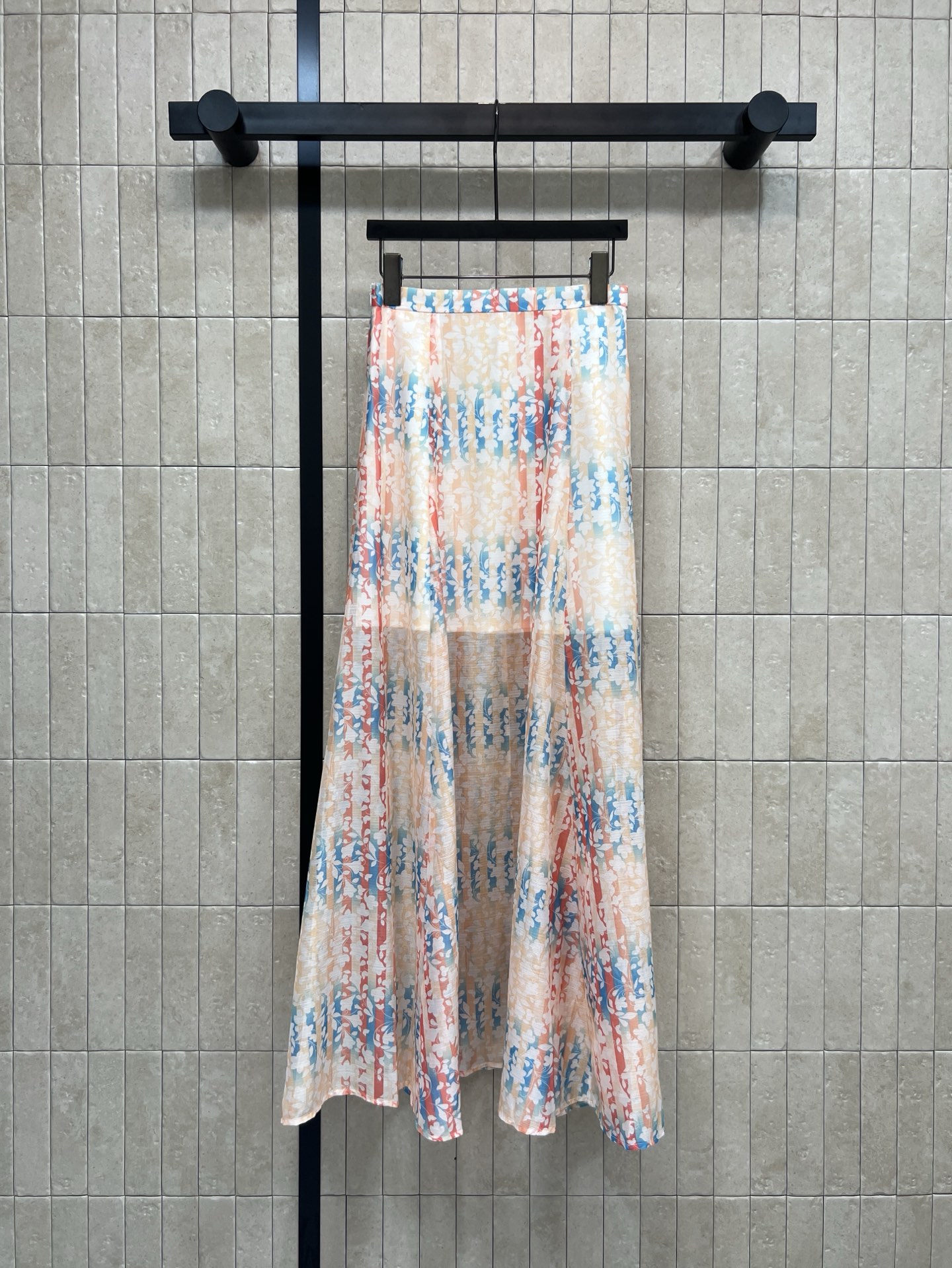 小香家 26春夏新款 碎花印花半身裙 采用轻薄透气面料 春夏穿超舒服！红蓝碎花印花+浅色底 优雅又活泼 