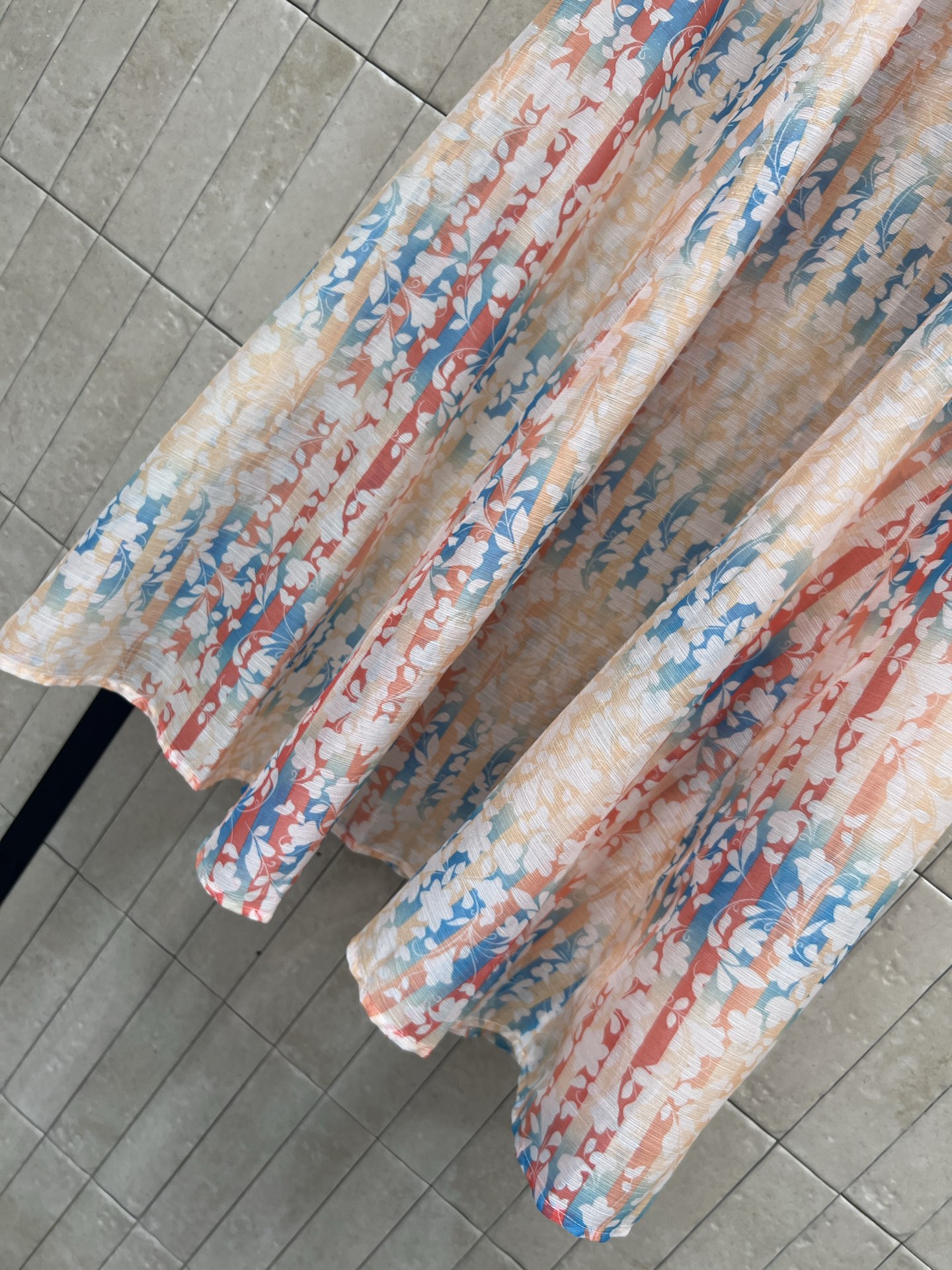 小香家 26春夏新款 碎花印花半身裙 采用轻薄透气面料 春夏穿超舒服！红蓝碎花印花+浅色底 优雅又活泼 