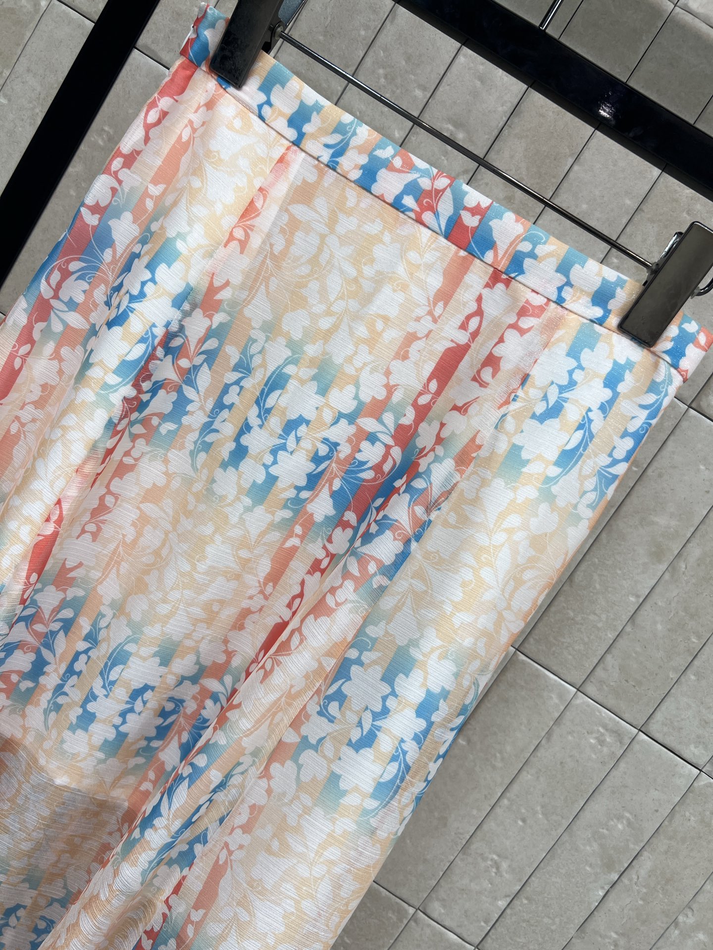 小香家 26春夏新款 碎花印花半身裙 采用轻薄透气面料 春夏穿超舒服！红蓝碎花印花+浅色底 优雅又活泼 