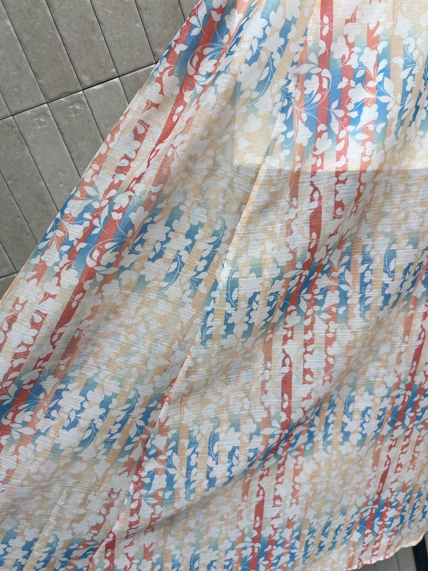 小香家 26春夏新款 碎花印花半身裙 采用轻薄透气面料 春夏穿超舒服！红蓝碎花印花+浅色底 优雅又活泼 