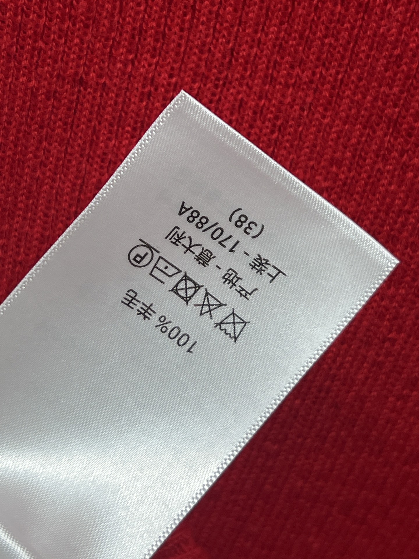 D家 26早春新款 红色星星针织毛衣 采用高品质针织面料 柔软舒适 秋冬穿超合适！正面黑色星星+logo
