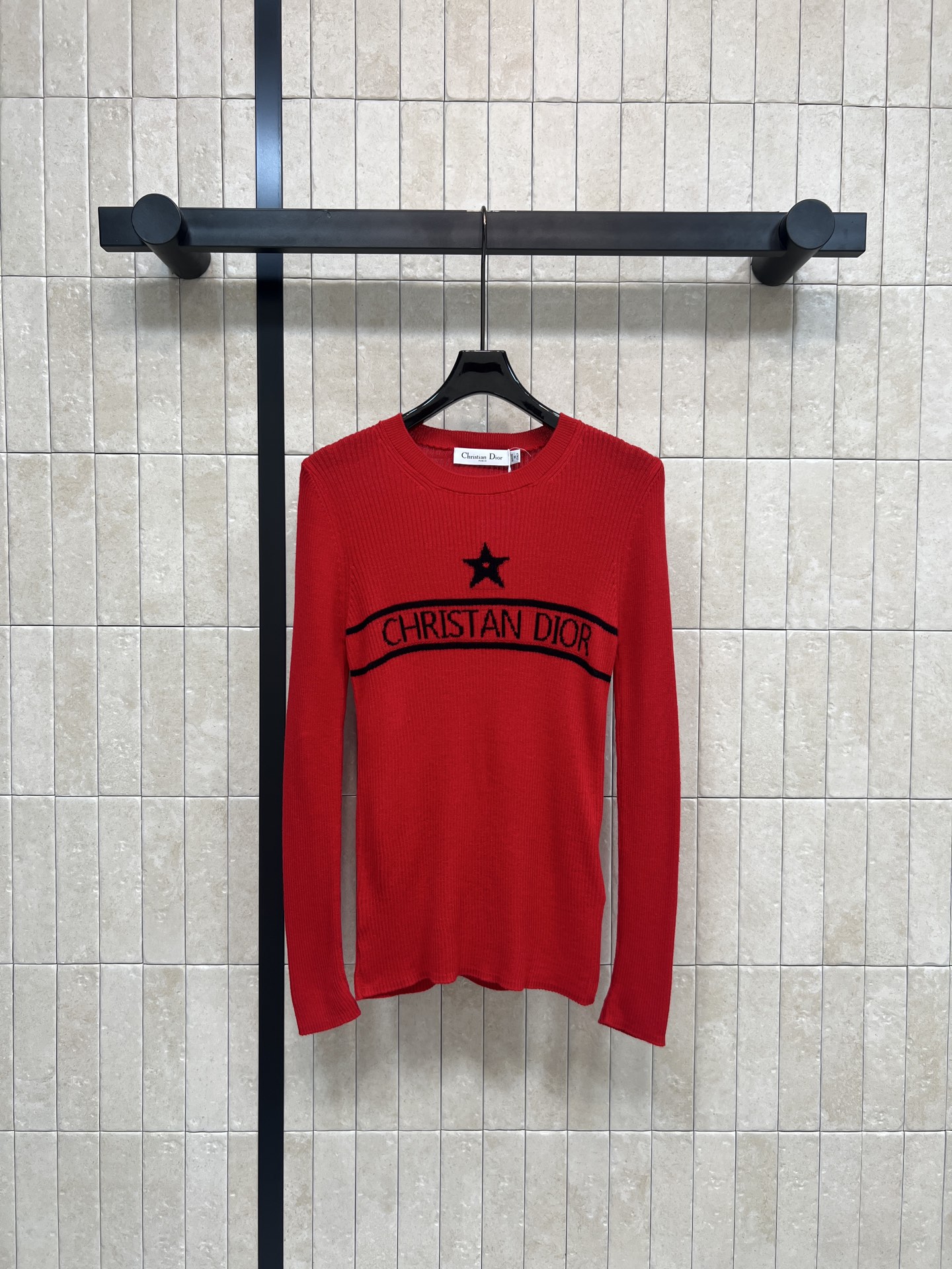 D家 26早春新款 红色星星针织毛衣 采用高品质针织面料 柔软舒适 秋冬穿超合适！正面黑色星星+logo