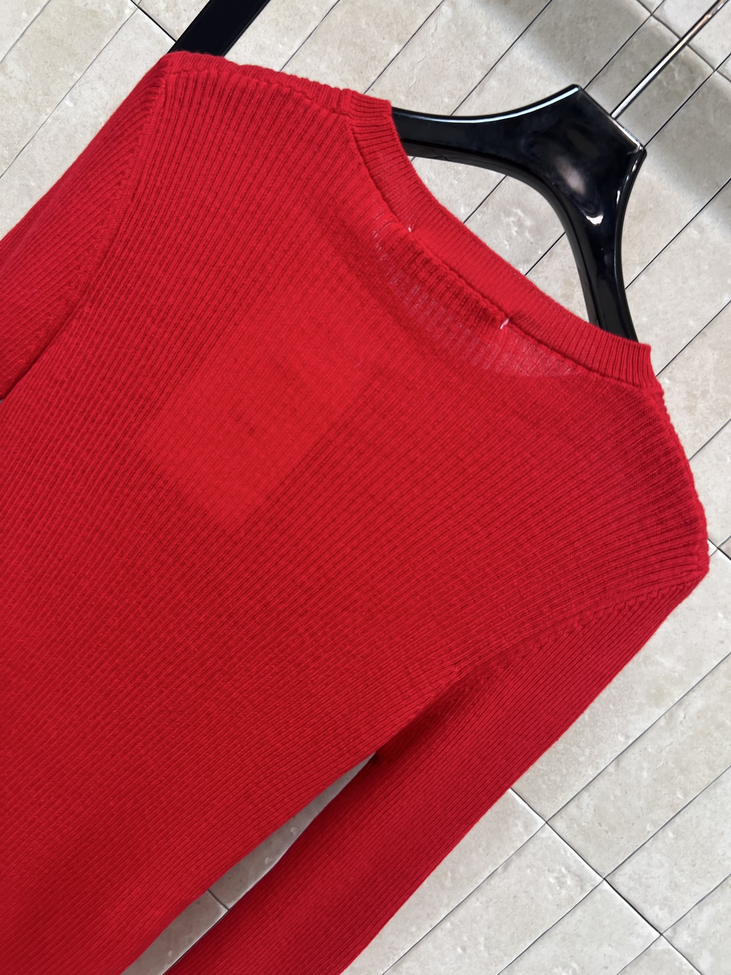 D家 26早春新款 红色星星针织毛衣 采用高品质针织面料 柔软舒适 秋冬穿超合适！正面黑色星星+logo