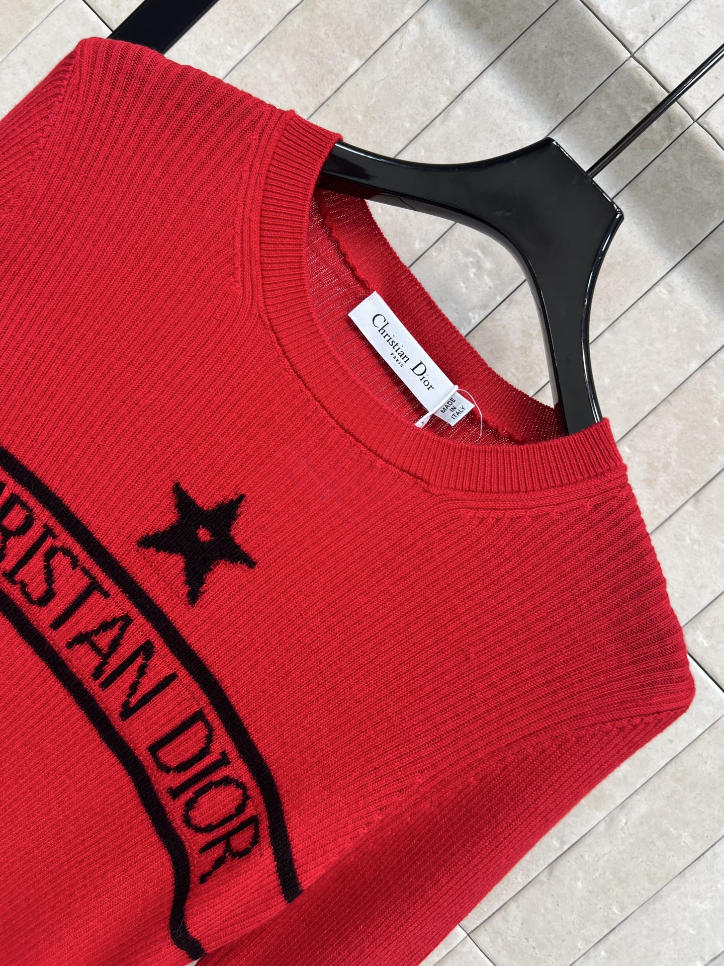 D家 26早春新款 红色星星针织毛衣 采用高品质针织面料 柔软舒适 秋冬穿超合适！正面黑色星星+logo