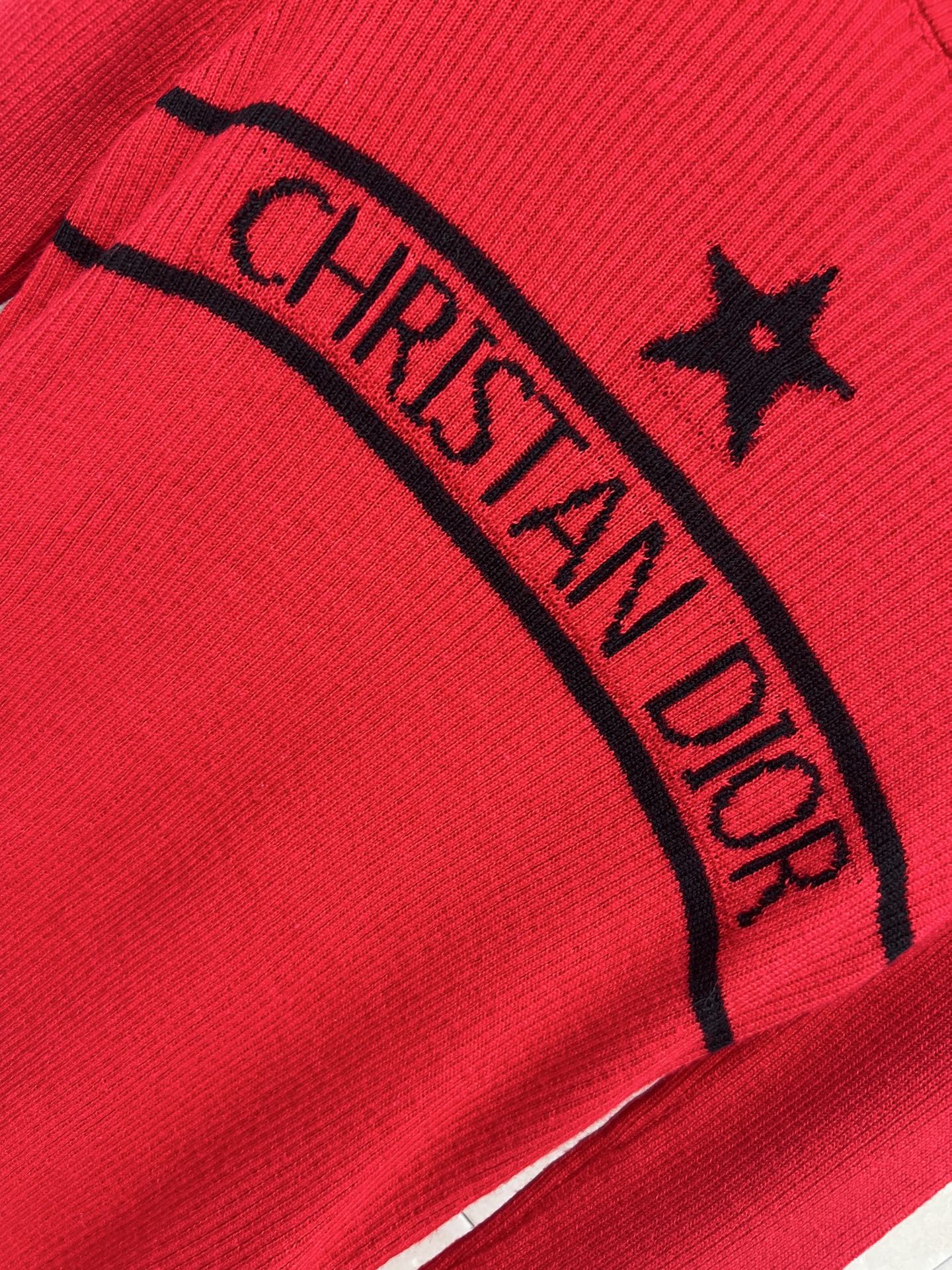 D家 26早春新款 红色星星针织毛衣 采用高品质针织面料 柔软舒适 秋冬穿超合适！正面黑色星星+logo