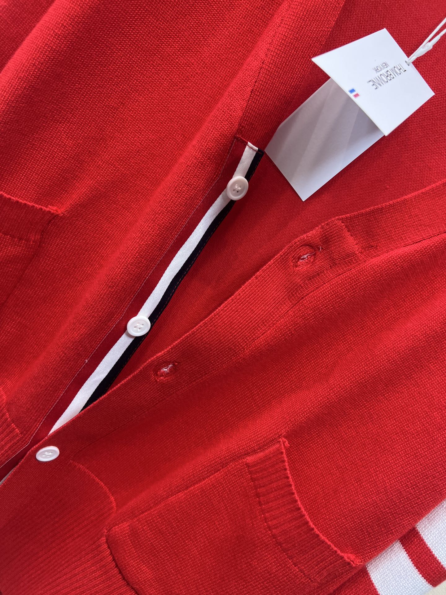 TB家 26早春新款 四条杠红色针织V领开衫 V领设计+白色四条杠 辨识度超高！羊毛混纺材质 柔软又保暖