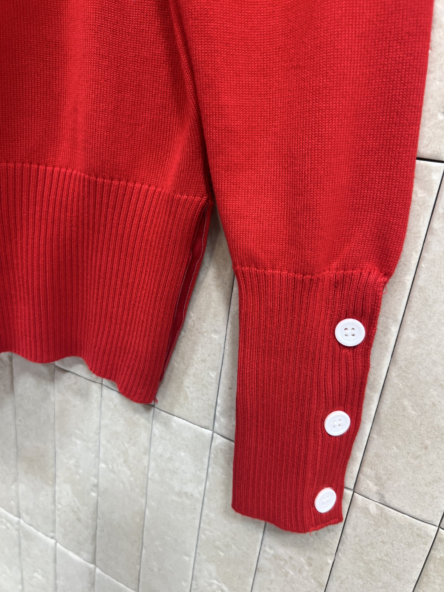 TB家 26早春新款 四条杠红色针织V领开衫 V领设计+白色四条杠 辨识度超高！羊毛混纺材质 柔软又保暖