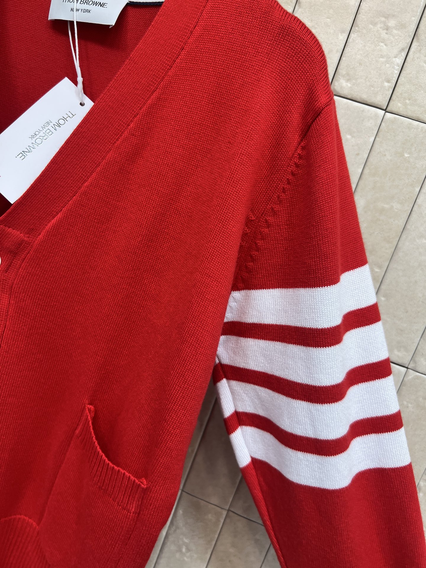 TB家 26早春新款 四条杠红色针织V领开衫 V领设计+白色四条杠 辨识度超高！羊毛混纺材质 柔软又保暖