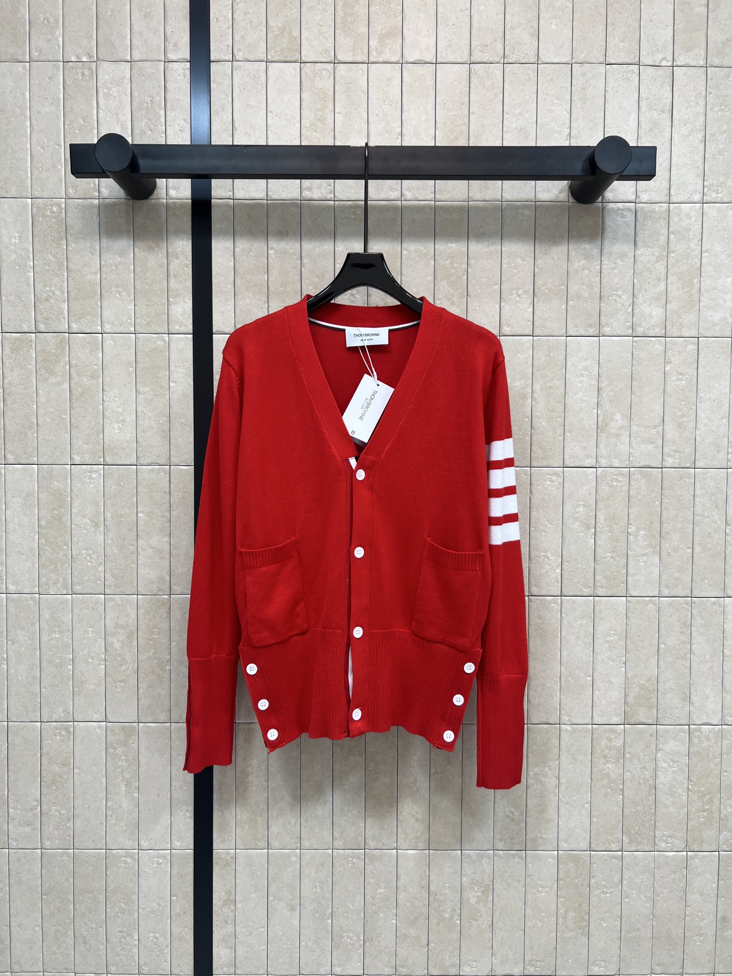 TB家 26早春新款 四条杠红色针织V领开衫 V领设计+白色四条杠 辨识度超高！羊毛混纺材质 柔软又保暖