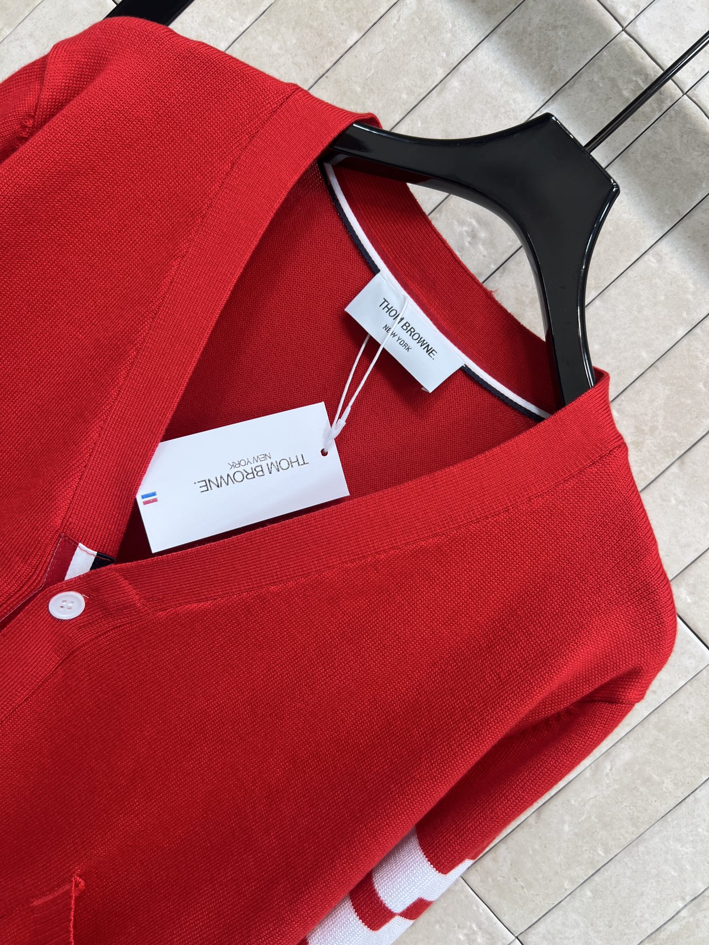 TB家 26早春新款 四条杠红色针织V领开衫 V领设计+白色四条杠 辨识度超高！羊毛混纺材质 柔软又保暖