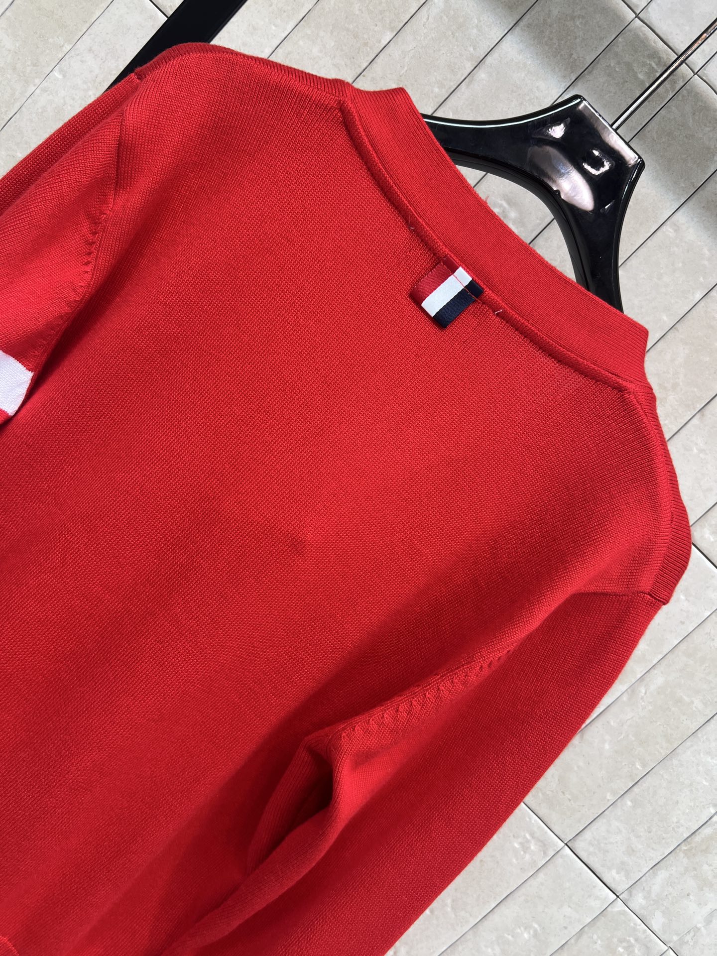 TB家 26早春新款 四条杠红色针织V领开衫 V领设计+白色四条杠 辨识度超高！羊毛混纺材质 柔软又保暖