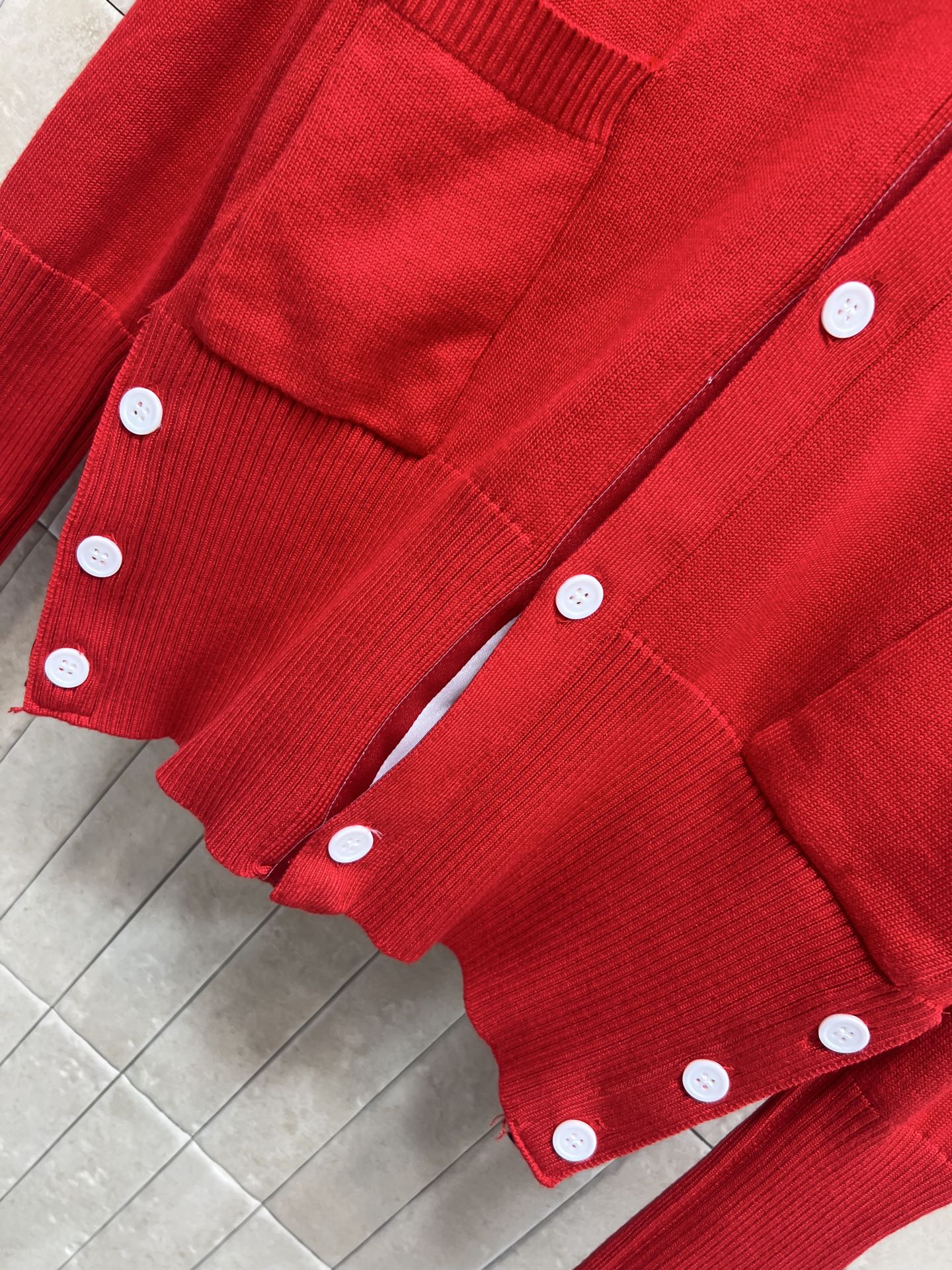 TB家 26早春新款 四条杠红色针织V领开衫 V领设计+白色四条杠 辨识度超高！羊毛混纺材质 柔软又保暖