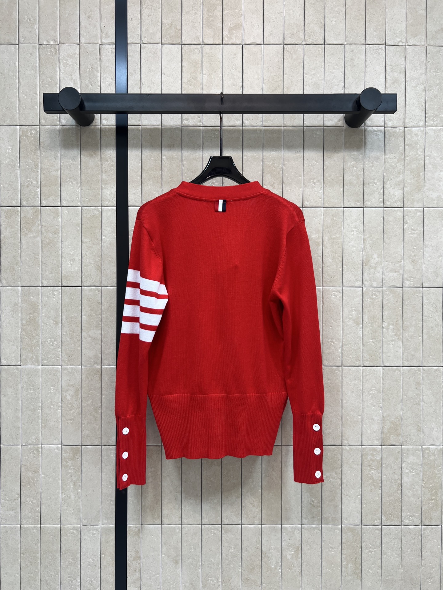 TB家 26早春新款 四条杠红色针织V领开衫 V领设计+白色四条杠 辨识度超高！羊毛混纺材质 柔软又保暖