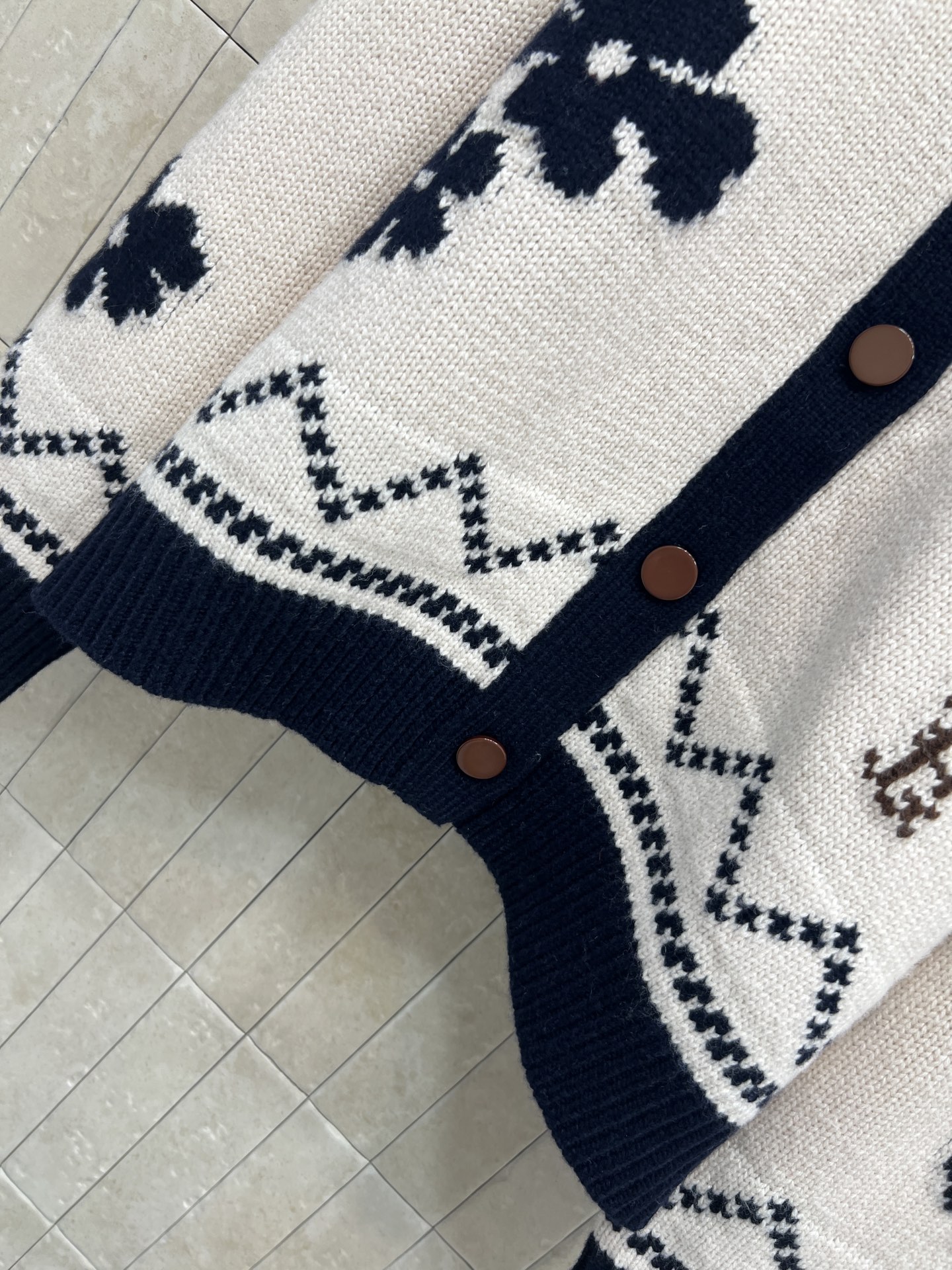 26早春新款 费尔岛花朵提花针织娃娃领开衫 采用高品质羊绒 柔软又保暖 秋冬必备！经典费尔岛提花 北欧风