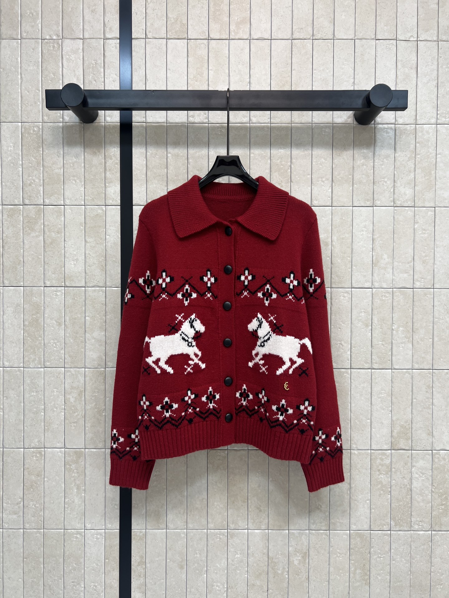26早春新款 费尔岛小马针织娃娃领开衫 经典费尔岛提花设计 红色主色+白色小马图案 节日氛围感满满 10