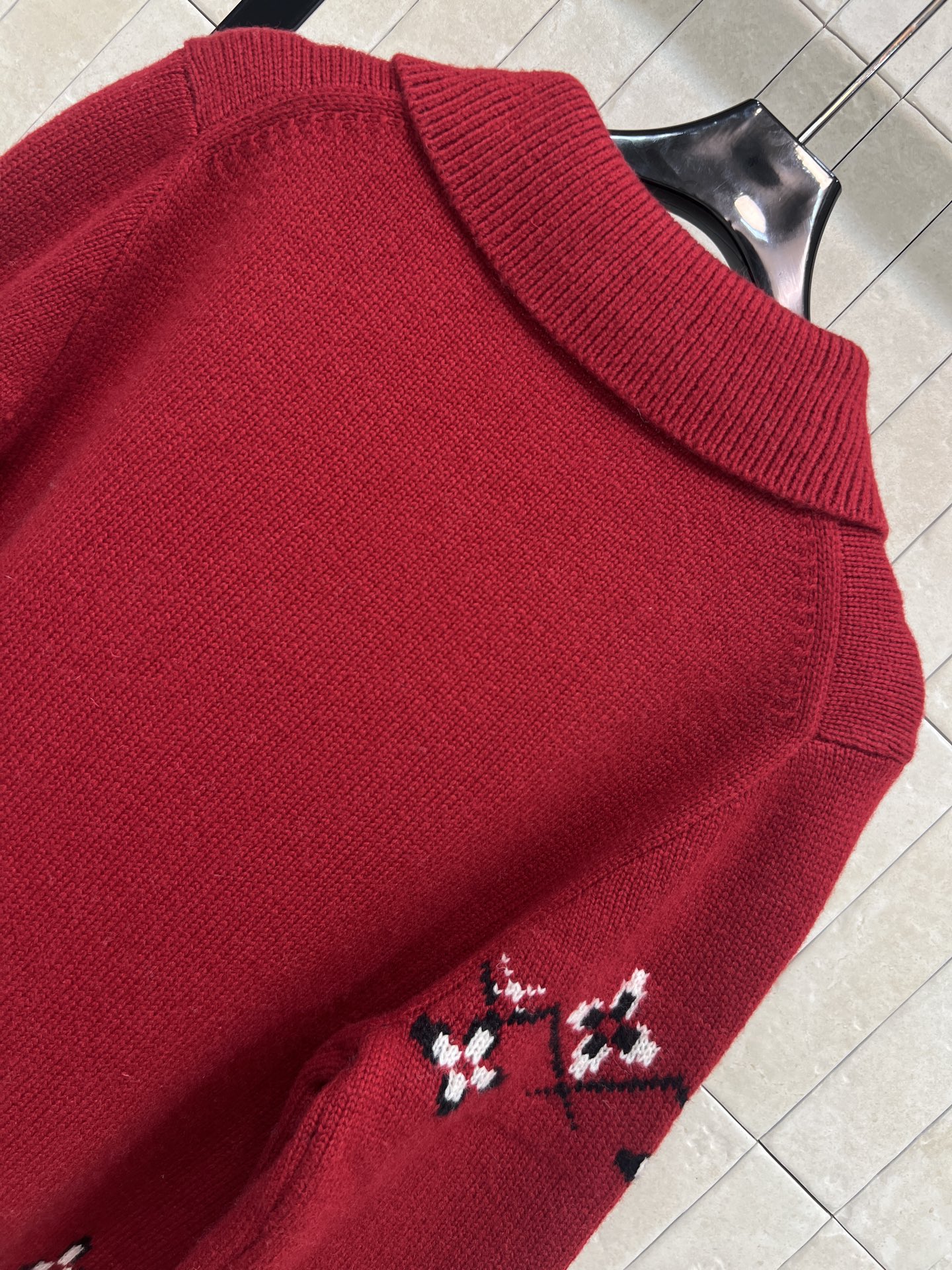 26早春新款 费尔岛小马针织娃娃领开衫 经典费尔岛提花设计 红色主色+白色小马图案 节日氛围感满满 10