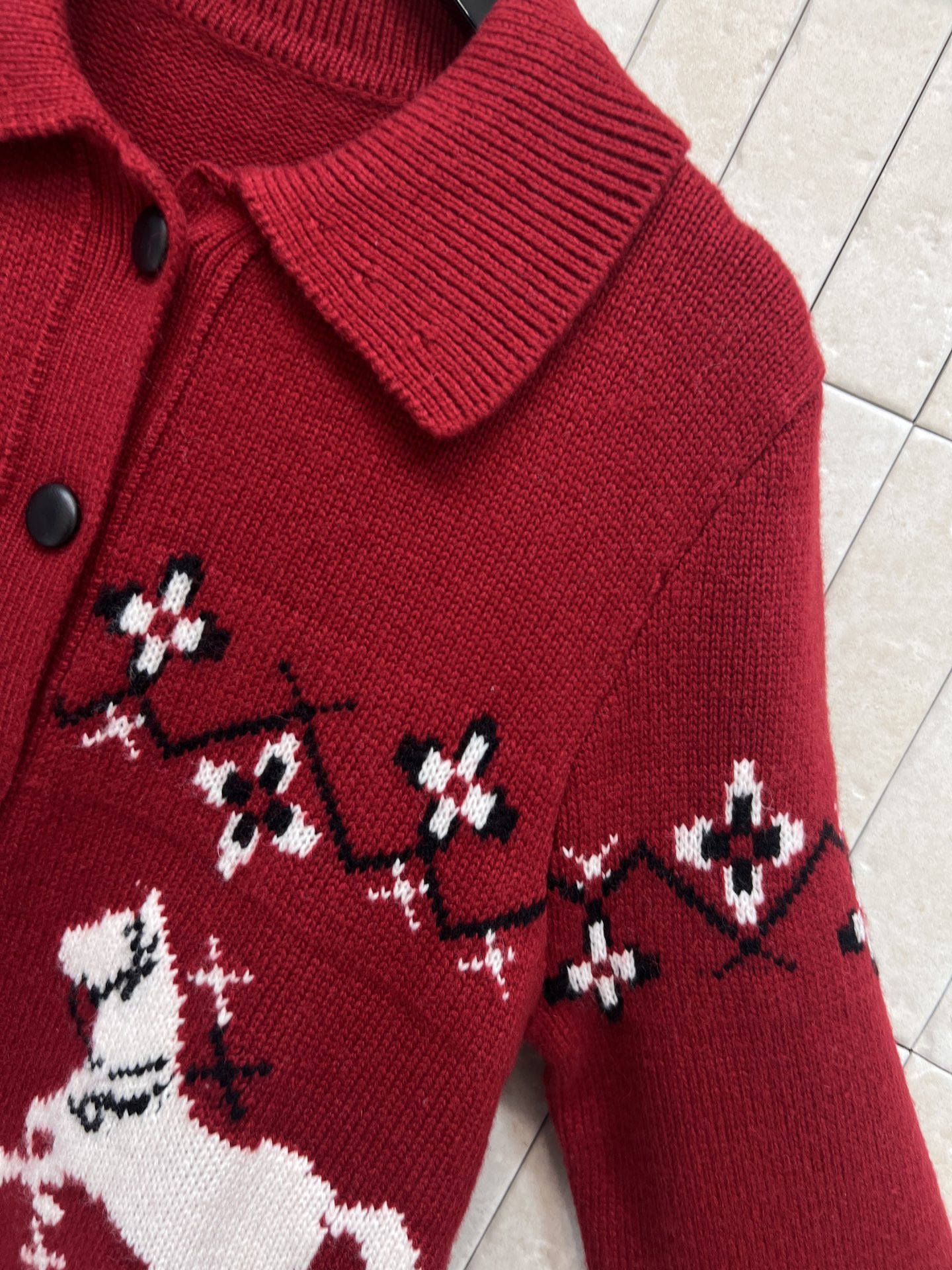 26早春新款 费尔岛小马针织娃娃领开衫 经典费尔岛提花设计 红色主色+白色小马图案 节日氛围感满满 10