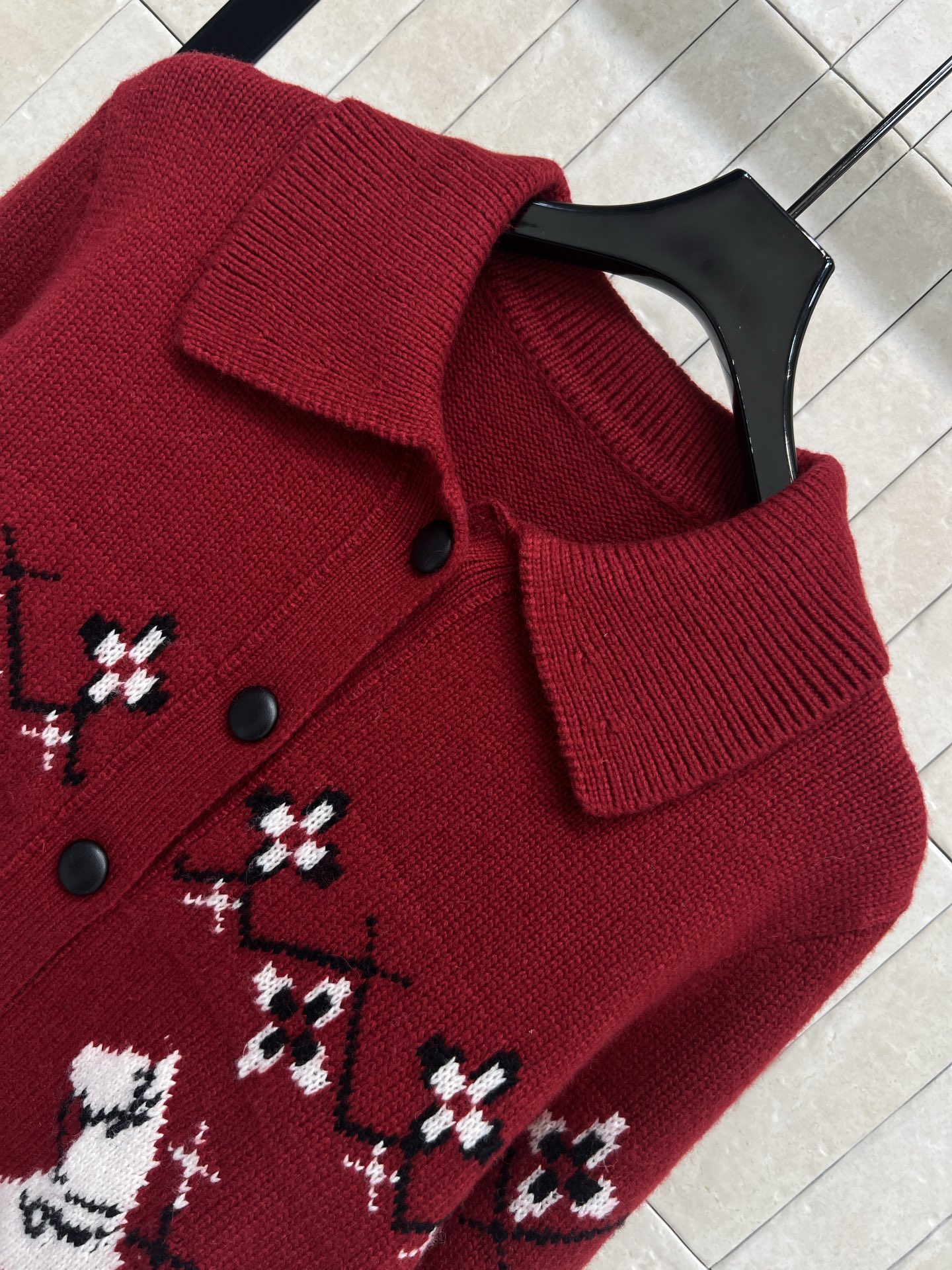 26早春新款 费尔岛小马针织娃娃领开衫 经典费尔岛提花设计 红色主色+白色小马图案 节日氛围感满满 10