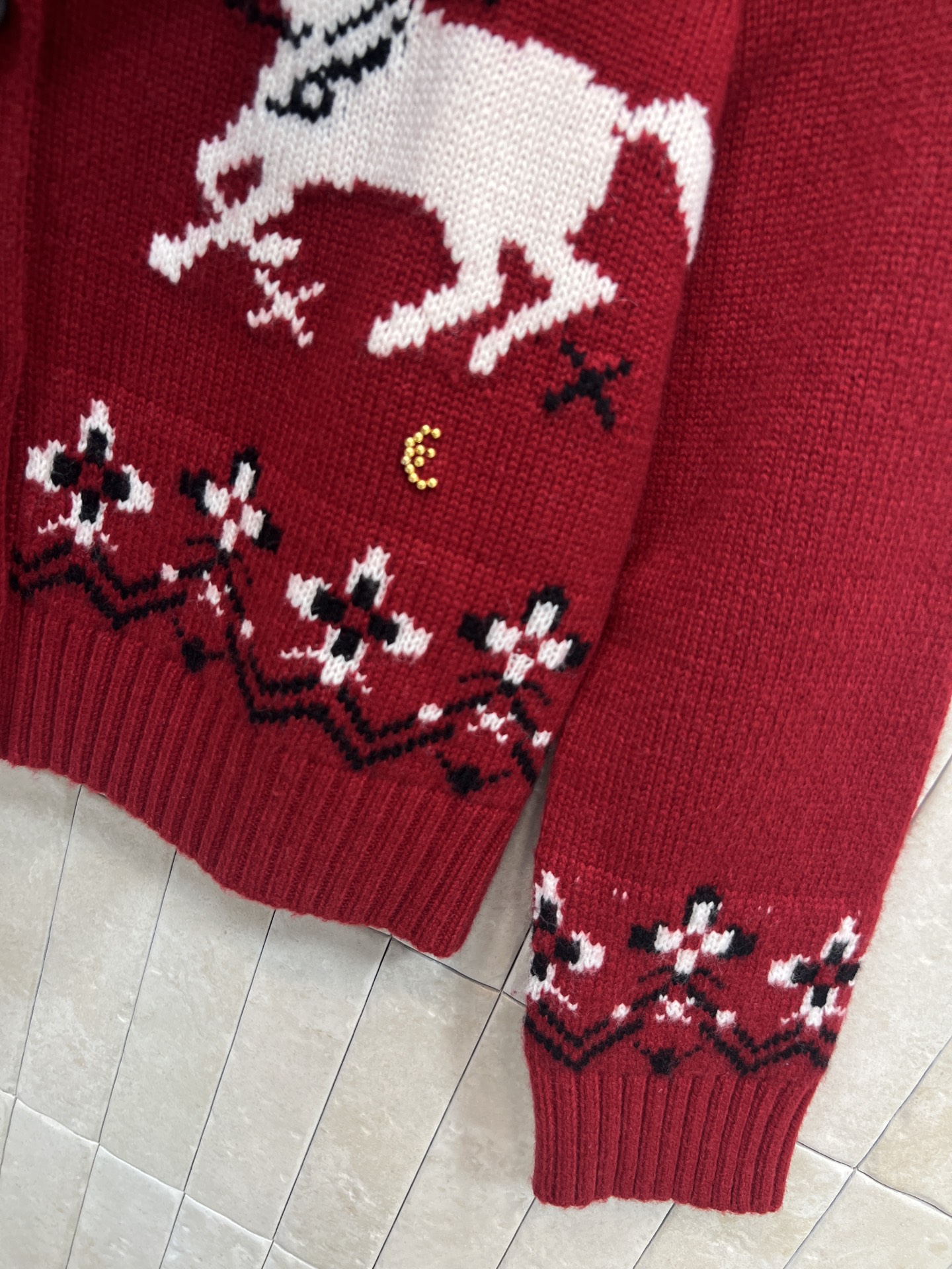 26早春新款 费尔岛小马针织娃娃领开衫 经典费尔岛提花设计 红色主色+白色小马图案 节日氛围感满满 10