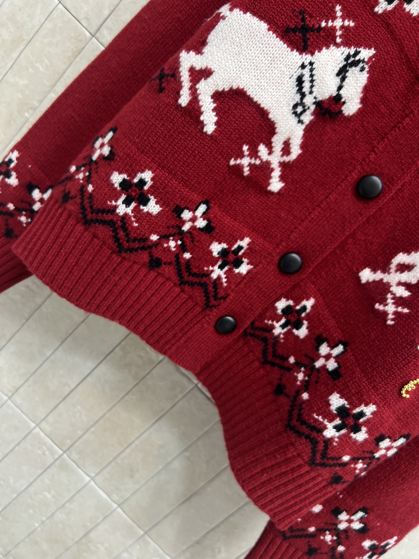 26早春新款 费尔岛小马针织娃娃领开衫 经典费尔岛提花设计 红色主色+白色小马图案 节日氛围感满满 10