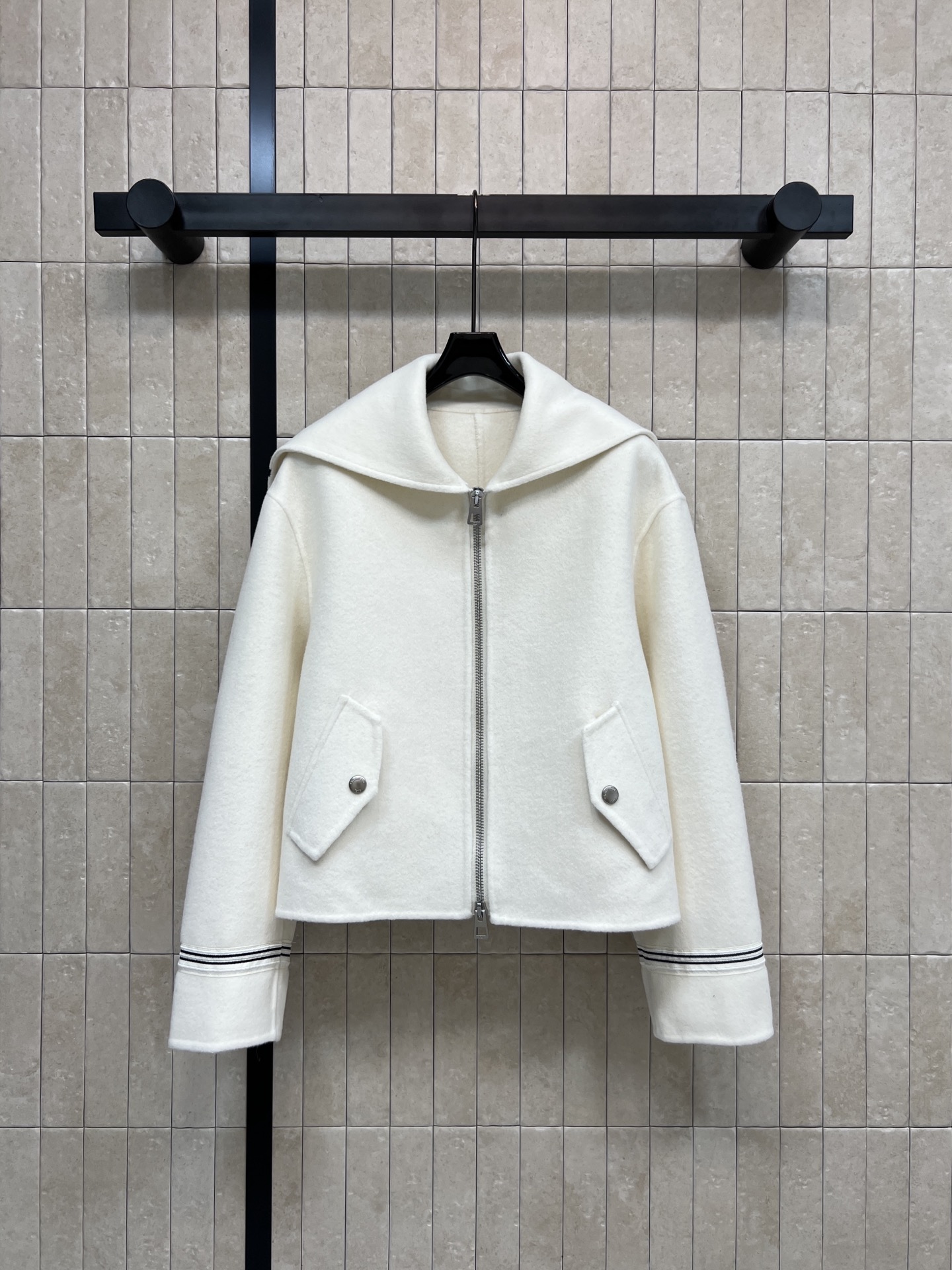 NO:687426,D's new style for early spring 26. Navy-style wool jacket. Large lapel + zipper design. Exquisite stripes on cuffs and pockets. Perfect details. Short cut. Pair with high-waisted pants or skirts. Elegant and fashionable. Easily create autumn and winter atmosphere. Suitable for commuting and parties. Practical and advanced. Two colors and three sizes. SML, dior, skirts, jackets & coats,19860909D家 26早春新款 海军风羊毛外套 大翻领+拉链设计 袖口和口袋有精致条纹 细节满分 短款剪裁 搭配高腰裤或裙装 优雅又时髦 轻松打造秋冬氛围感穿搭 通勤、聚会都很适合 实用又高级 两色三码 SML,,dior,skirts,jackets & coats,,Women's clothing