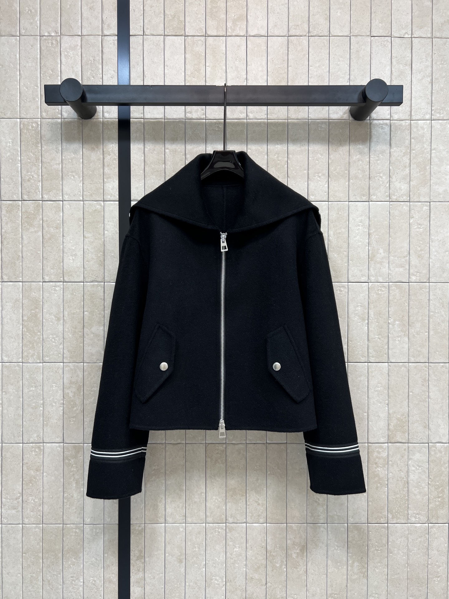 NO:687430,D's new style for early spring 26. Navy-style wool jacket. Large lapel + zipper design. Exquisite stripes on cuffs and pockets. Perfect details. Short cut. Pair with high-waisted pants or skirts. Elegant and fashionable. Easily create autumn and winter atmosphere. Suitable for commuting and parties. Practical and advanced. Two colors and three sizes. SML, dior, skirts, jackets & coats,19860909D家 26早春新款 海军风羊毛外套 大翻领+拉链设计 袖口和口袋有精致条纹 细节满分 短款剪裁 搭配高腰裤或裙装 优雅又时髦 轻松打造秋冬氛围感穿搭 通勤、聚会都很适合 实用又高级 两色三码 SML,,dior,skirts,jackets & coats,,Women's clothing