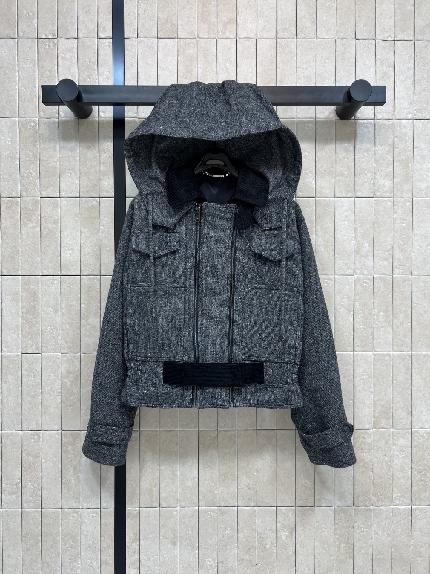 PD家 26早春新款 灰色连帽短款外套 短款设计+黑色腰带 轻松调节腰线 显身材比例 连帽+灯芯绒翻领设