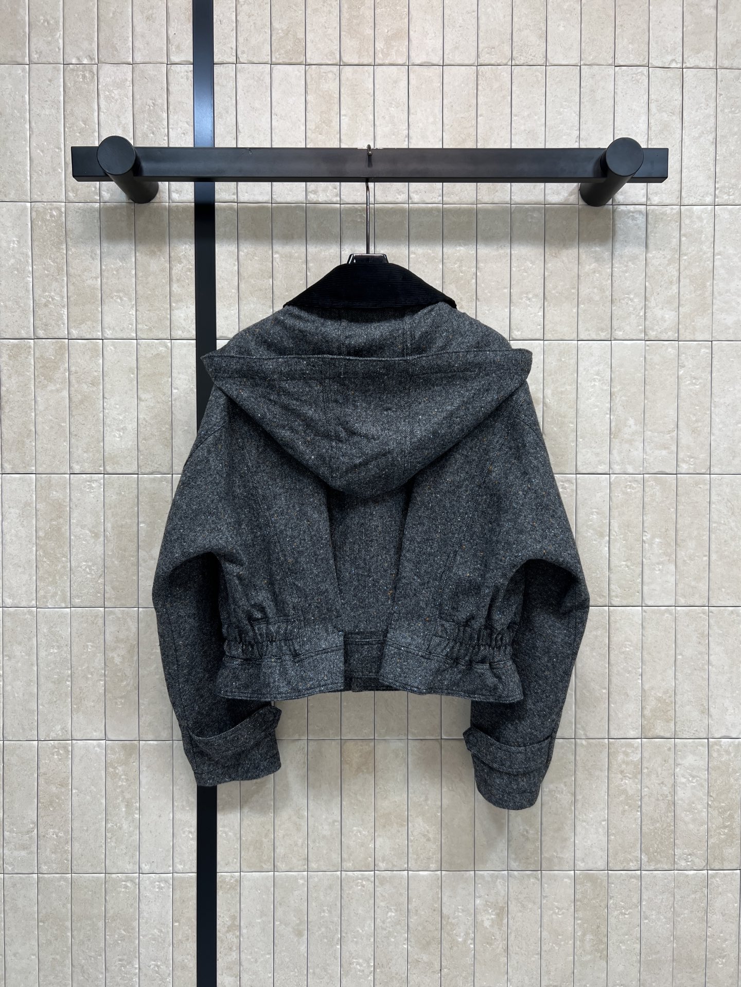 PD家 26早春新款 灰色连帽短款外套 短款设计+黑色腰带 轻松调节腰线 显身材比例 连帽+灯芯绒翻领设