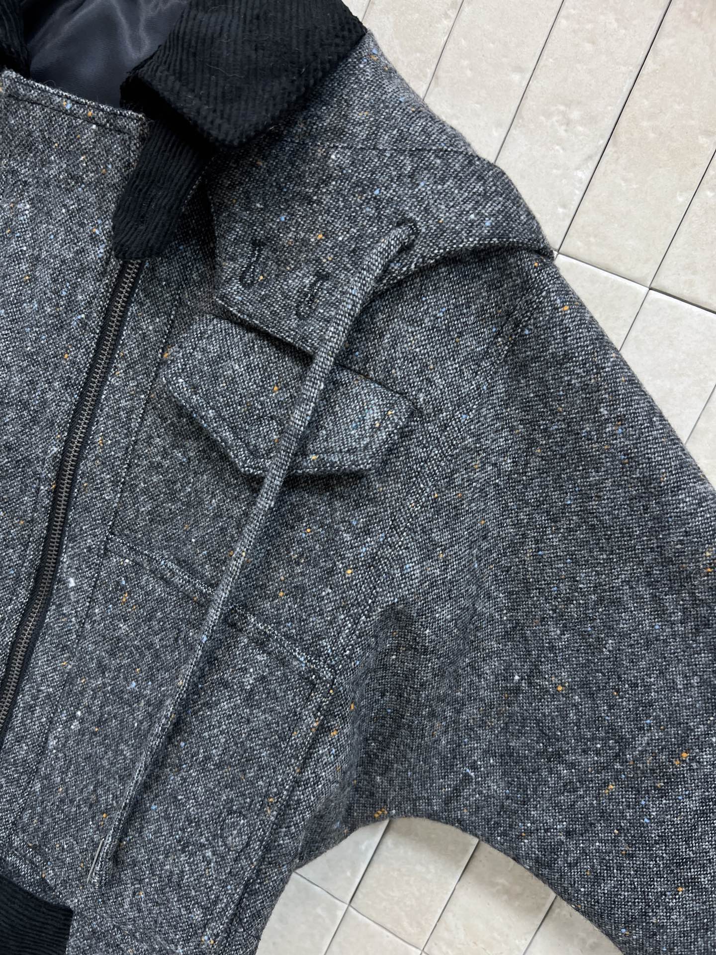 PD家 26早春新款 灰色连帽短款外套 短款设计+黑色腰带 轻松调节腰线 显身材比例 连帽+灯芯绒翻领设