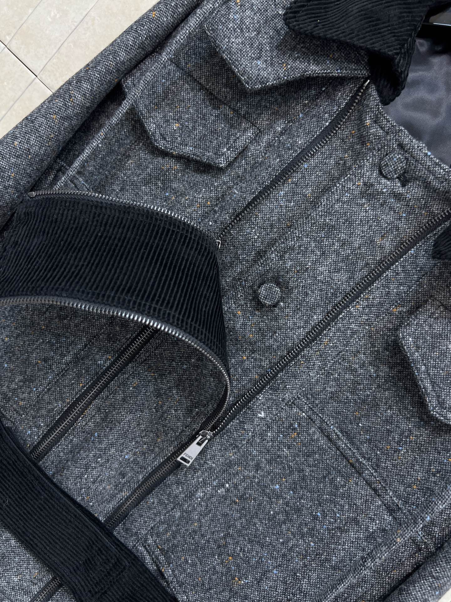 PD家 26早春新款 灰色连帽短款外套 短款设计+黑色腰带 轻松调节腰线 显身材比例 连帽+灯芯绒翻领设