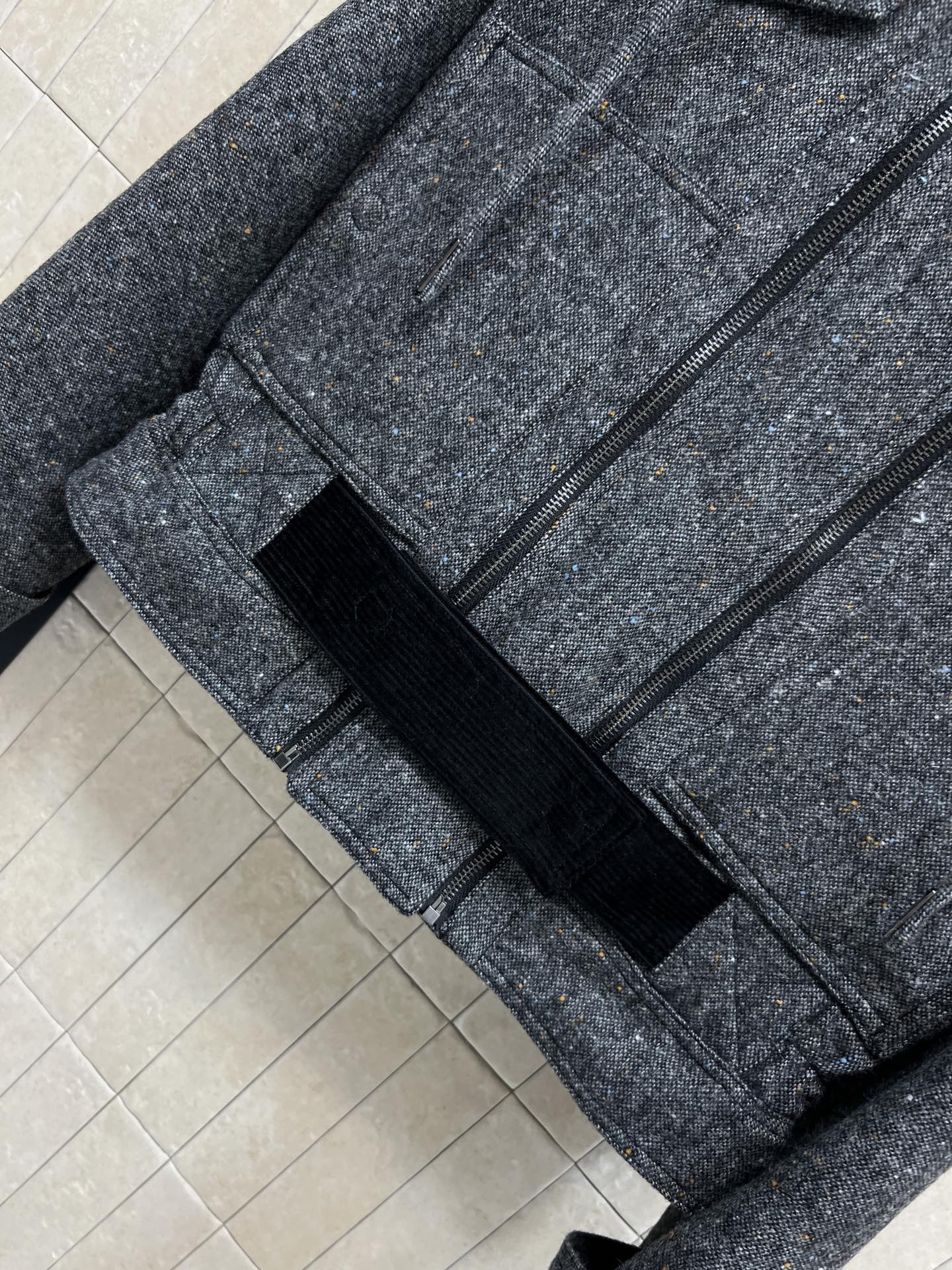 PD家 26早春新款 灰色连帽短款外套 短款设计+黑色腰带 轻松调节腰线 显身材比例 连帽+灯芯绒翻领设