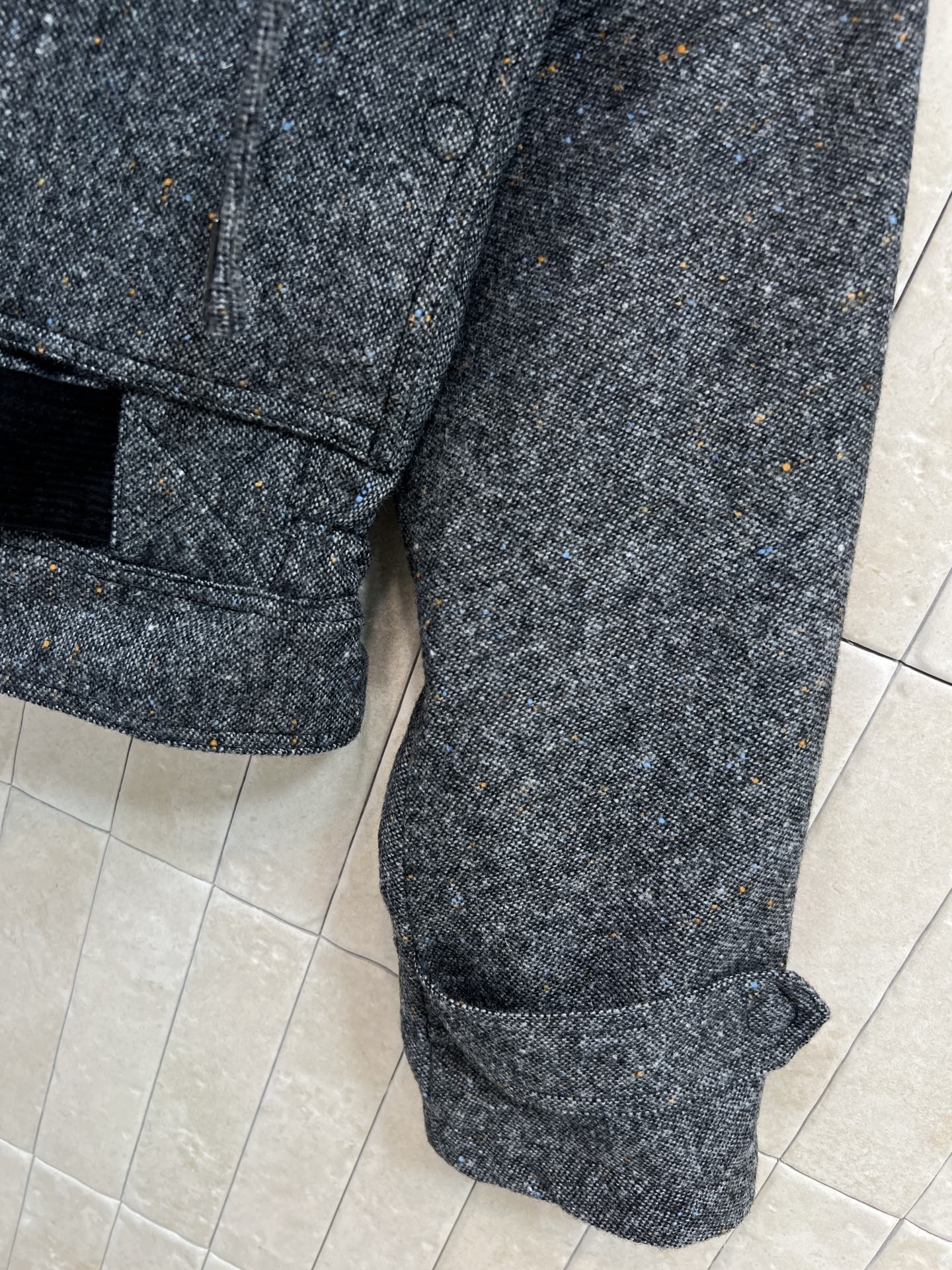 PD家 26早春新款 灰色连帽短款外套 短款设计+黑色腰带 轻松调节腰线 显身材比例 连帽+灯芯绒翻领设