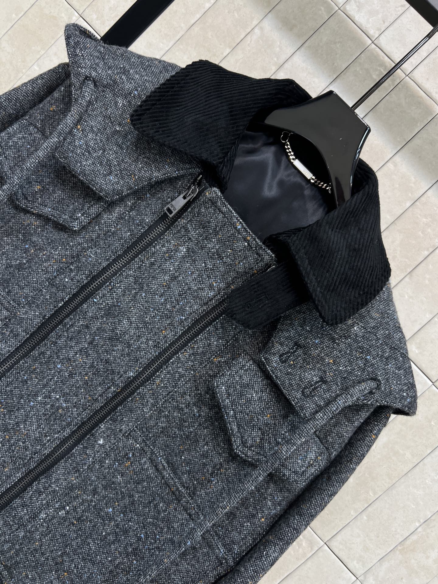 PD家 26早春新款 灰色连帽短款外套 短款设计+黑色腰带 轻松调节腰线 显身材比例 连帽+灯芯绒翻领设