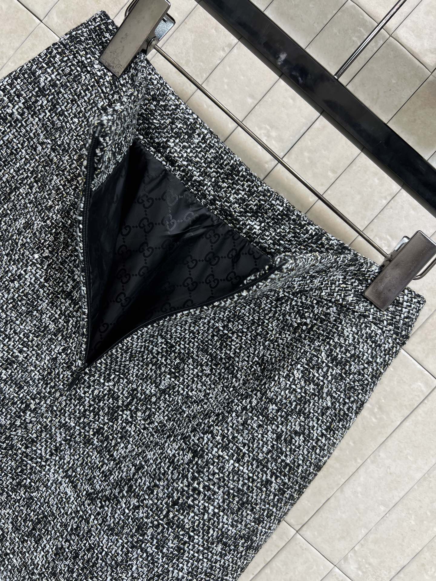 G家 26早春新款 灰色粗花呢半身裙 经典粗花呢材质 混纺纱线+亮丝点缀 低调又精致 高腰直筒后面开叉小