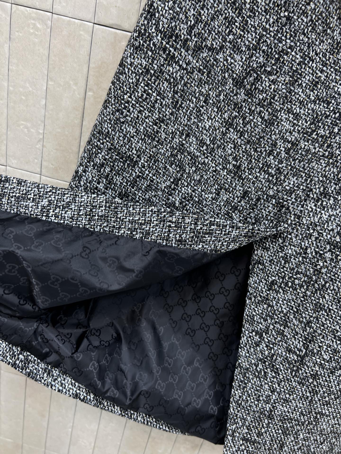 G家 26早春新款 灰色粗花呢半身裙 经典粗花呢材质 混纺纱线+亮丝点缀 低调又精致 高腰直筒后面开叉小