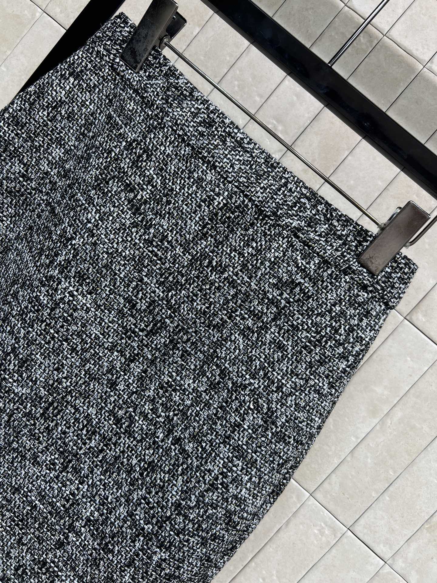 G家 26早春新款 灰色粗花呢半身裙 经典粗花呢材质 混纺纱线+亮丝点缀 低调又精致 高腰直筒后面开叉小