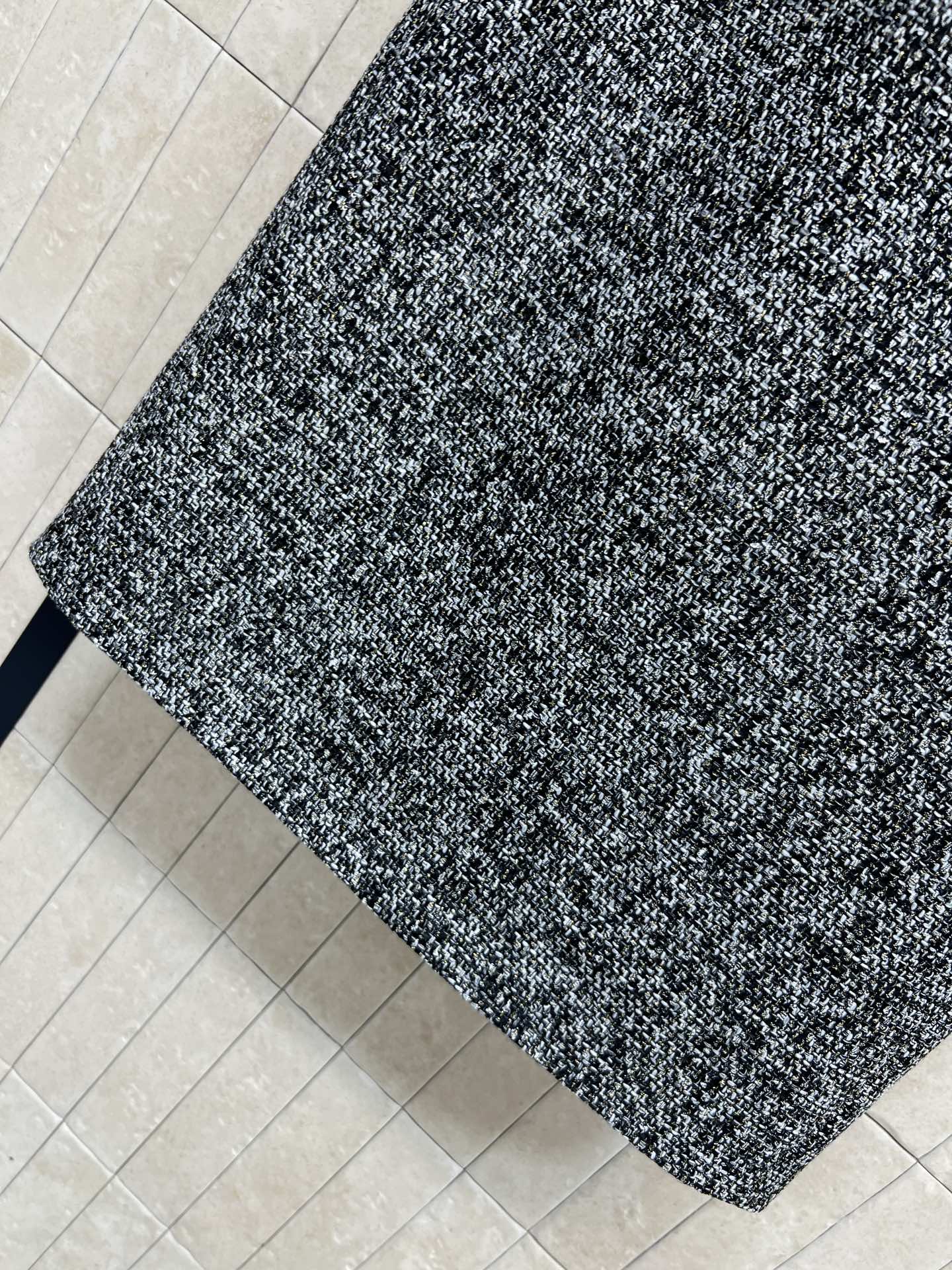 G家 26早春新款 灰色粗花呢半身裙 经典粗花呢材质 混纺纱线+亮丝点缀 低调又精致 高腰直筒后面开叉小