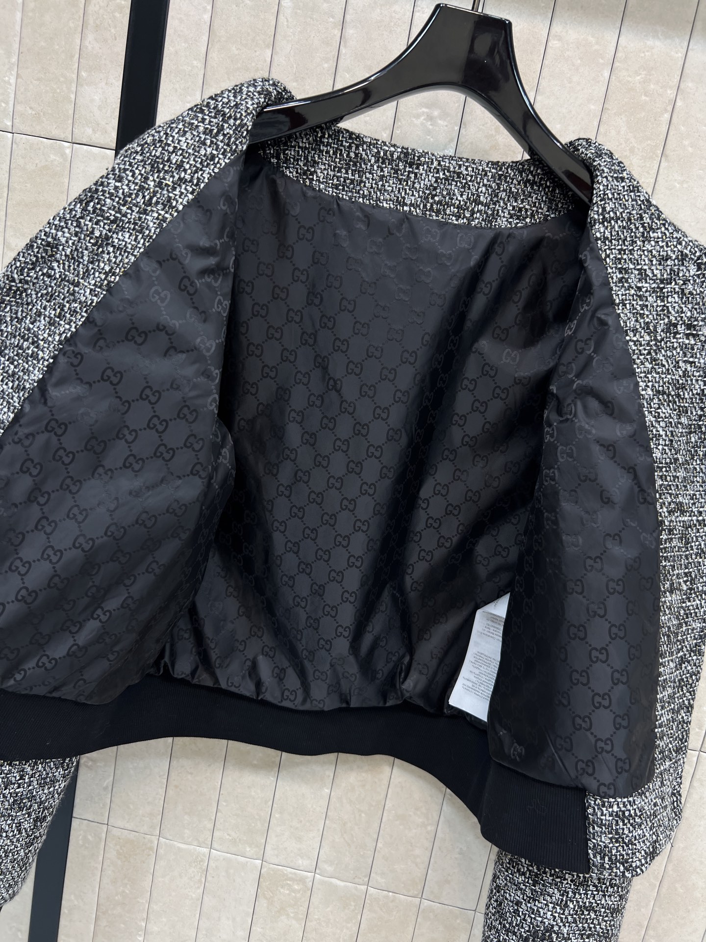 G家 26早春新款 粗花呢短款V领外套 经典粗花呢材质 质感厚实有纹理 秋冬穿超合适！V领+黑色螺纹拼接