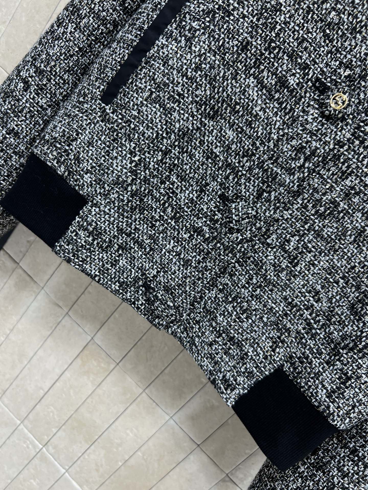 G家 26早春新款 粗花呢短款V领外套 经典粗花呢材质 质感厚实有纹理 秋冬穿超合适！V领+黑色螺纹拼接