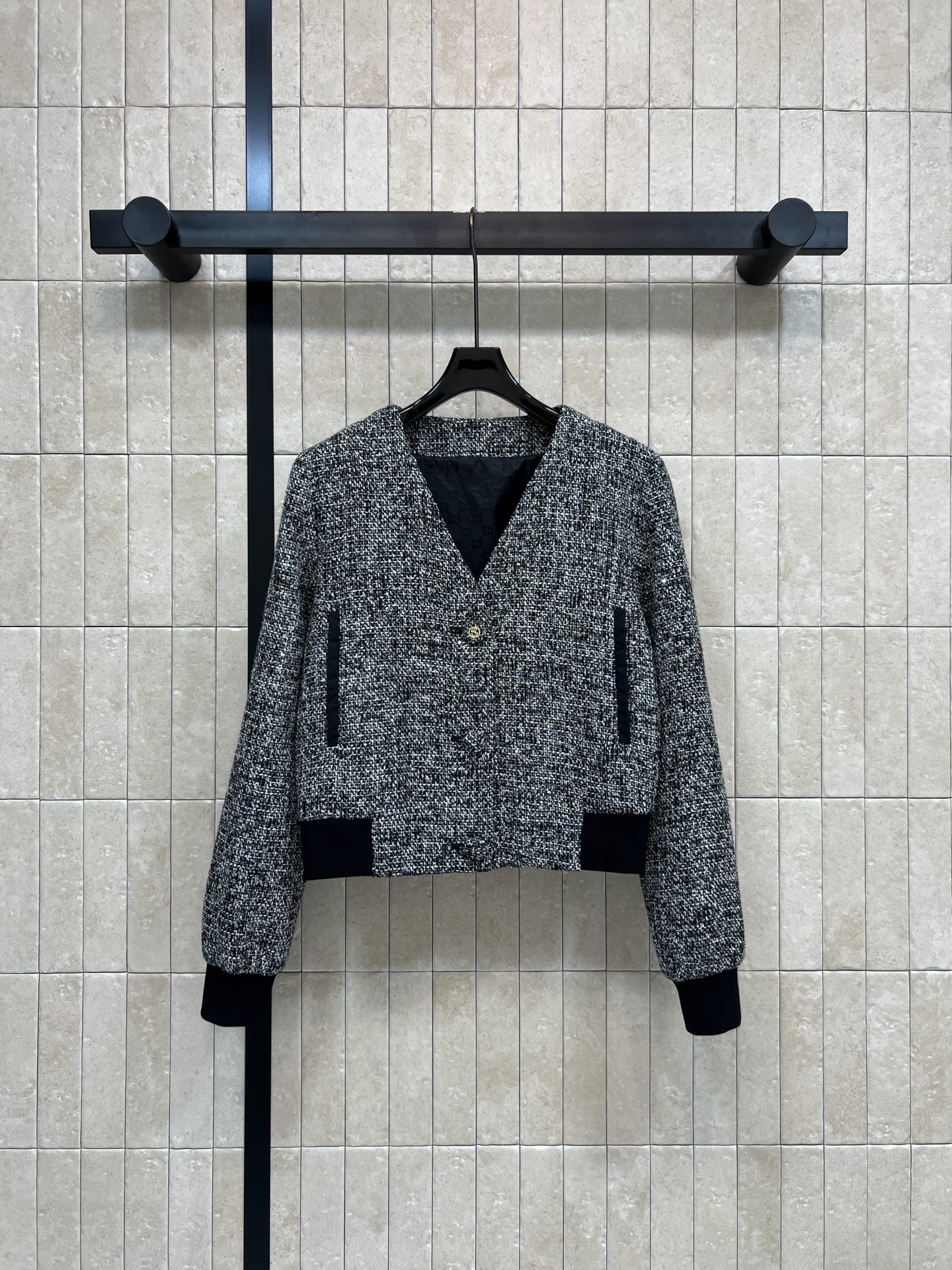 G家 26早春新款 粗花呢短款V领外套 经典粗花呢材质 质感厚实有纹理 秋冬穿超合适！V领+黑色螺纹拼接